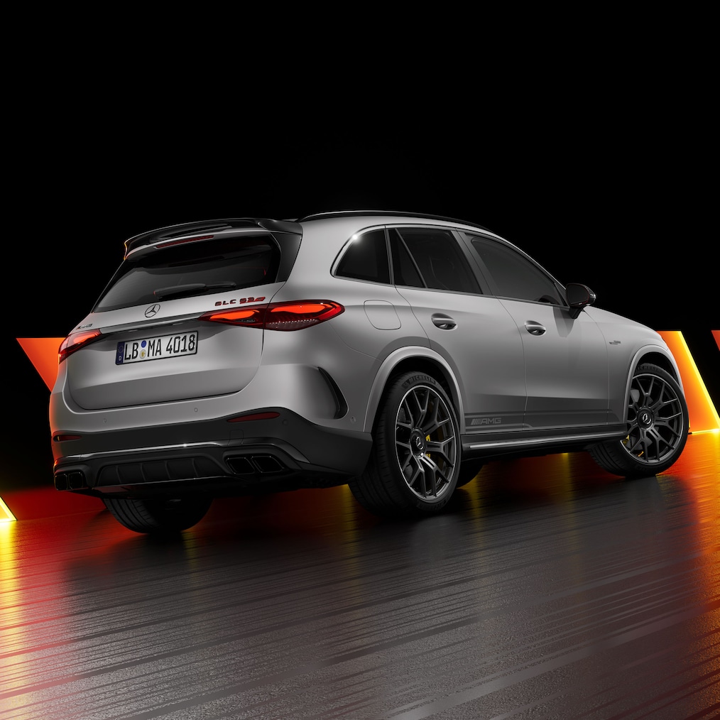 AMG Sürüm 1 olarak, sağ arka yandan görünümünde Mercedes-AMG GLC 63 S E PERFORMANCE SUV.