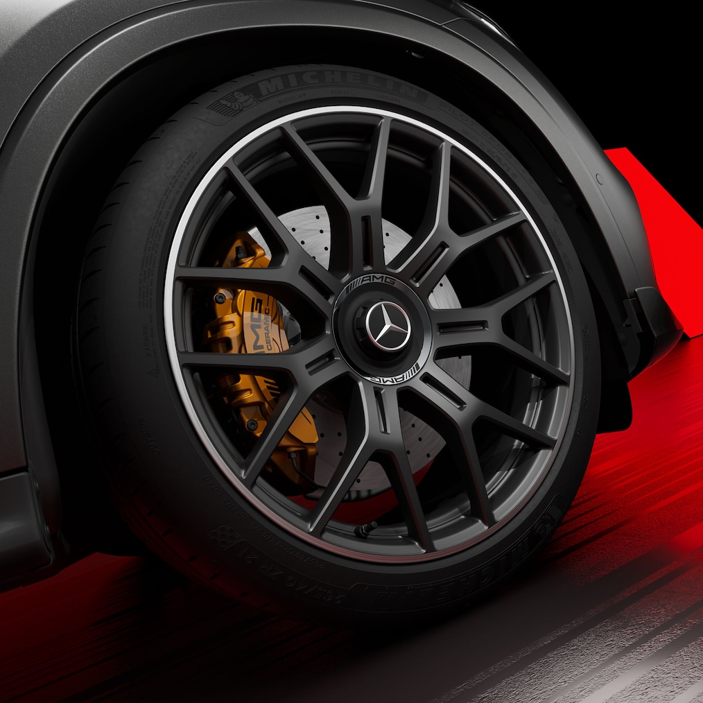 AMG yüksek performanslı seramik kompozit fren sistemli 53,3 cm (21 inç) AMG Y ispitli hafif metal alaşımlı jantın (RWN) yakından görünümü.