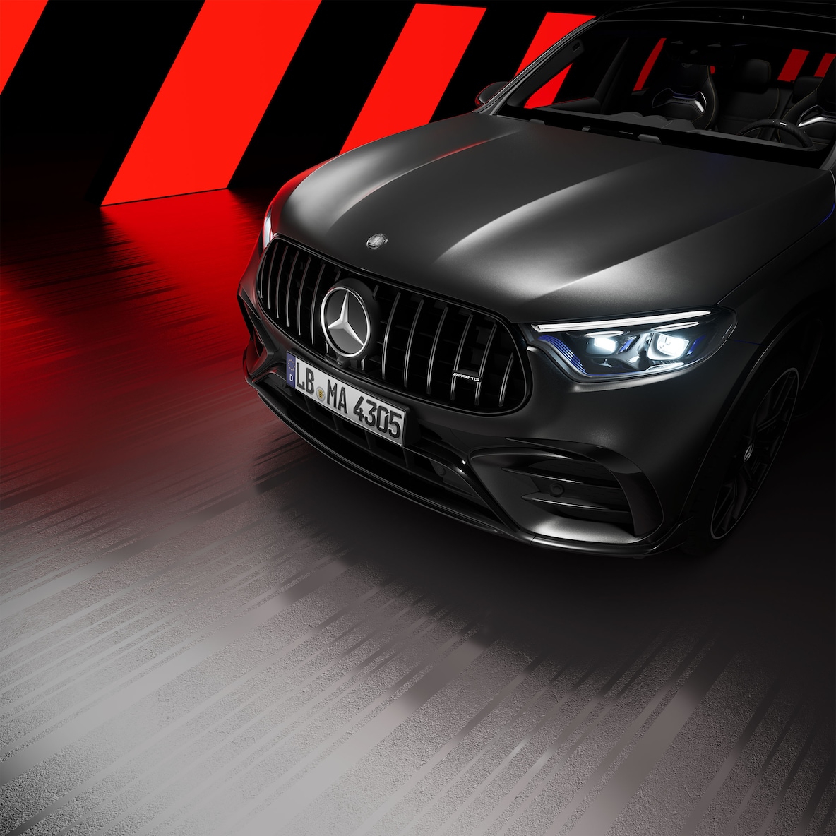 AMG Dış Mekan Tasarımı Gece Paketli Mercedes-AMG GLC SUV'un ön tarafın yandan görünümü.