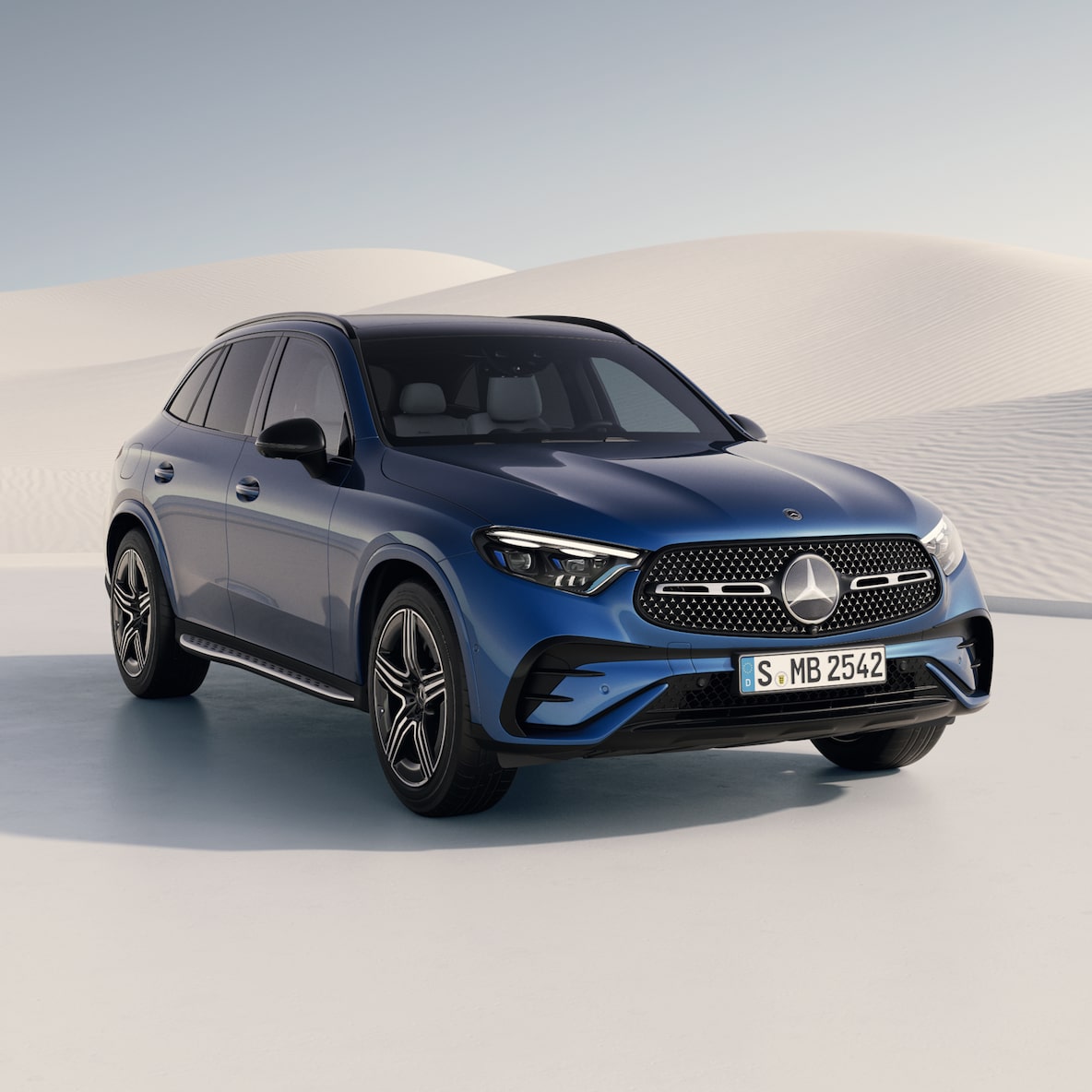 Mercedes-Benz GLC'nin yan önden görünümü.