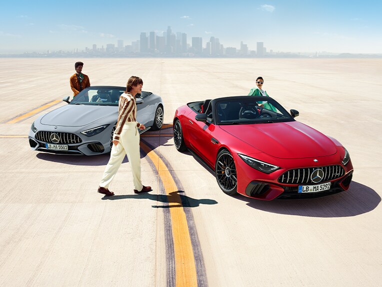 İki Mercedes-AMG SL Roadster’in bir önden görünümü.
