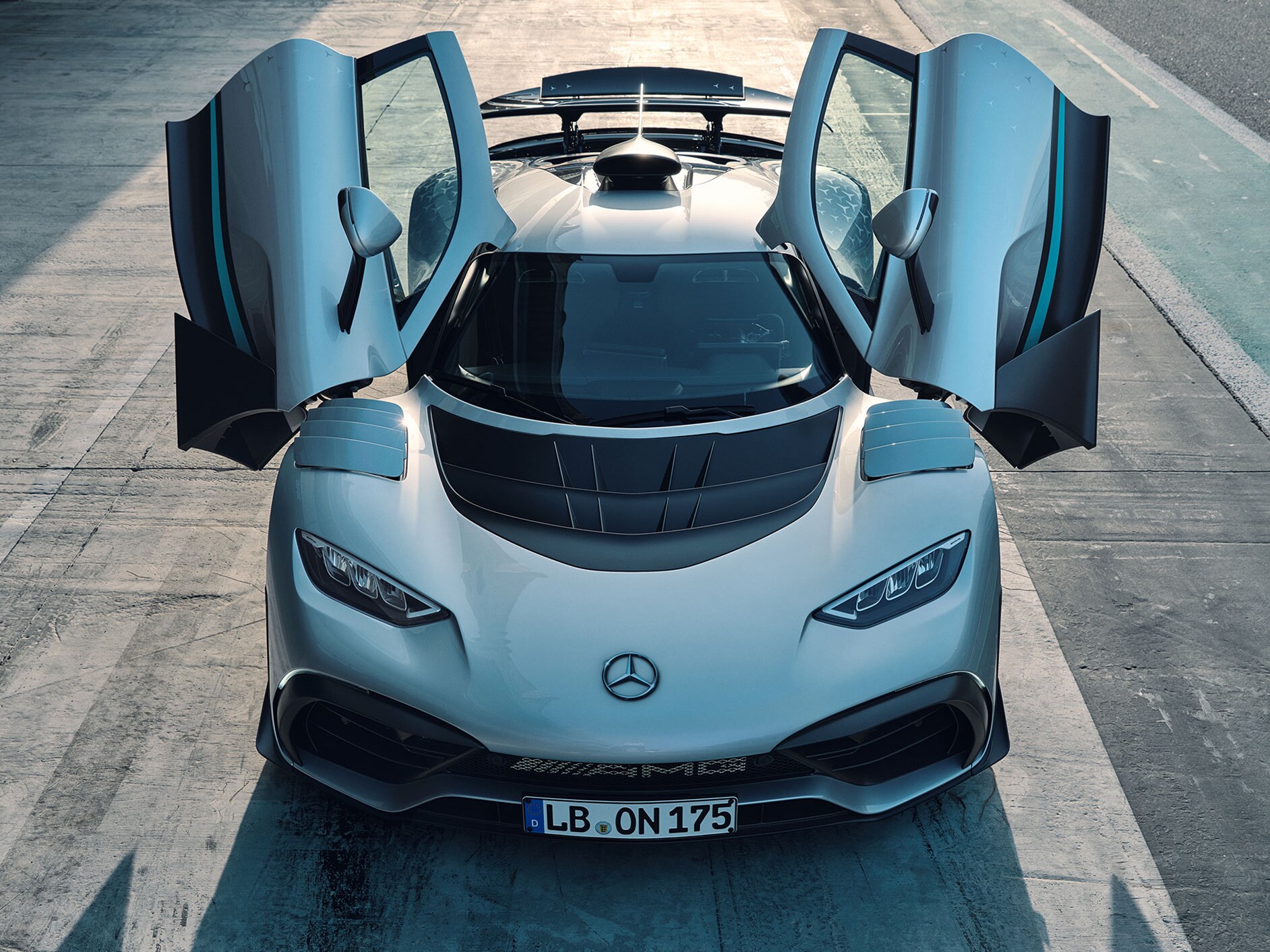Mercedes-AMG ONE’ın kapıları açık olarak önden görünümü.