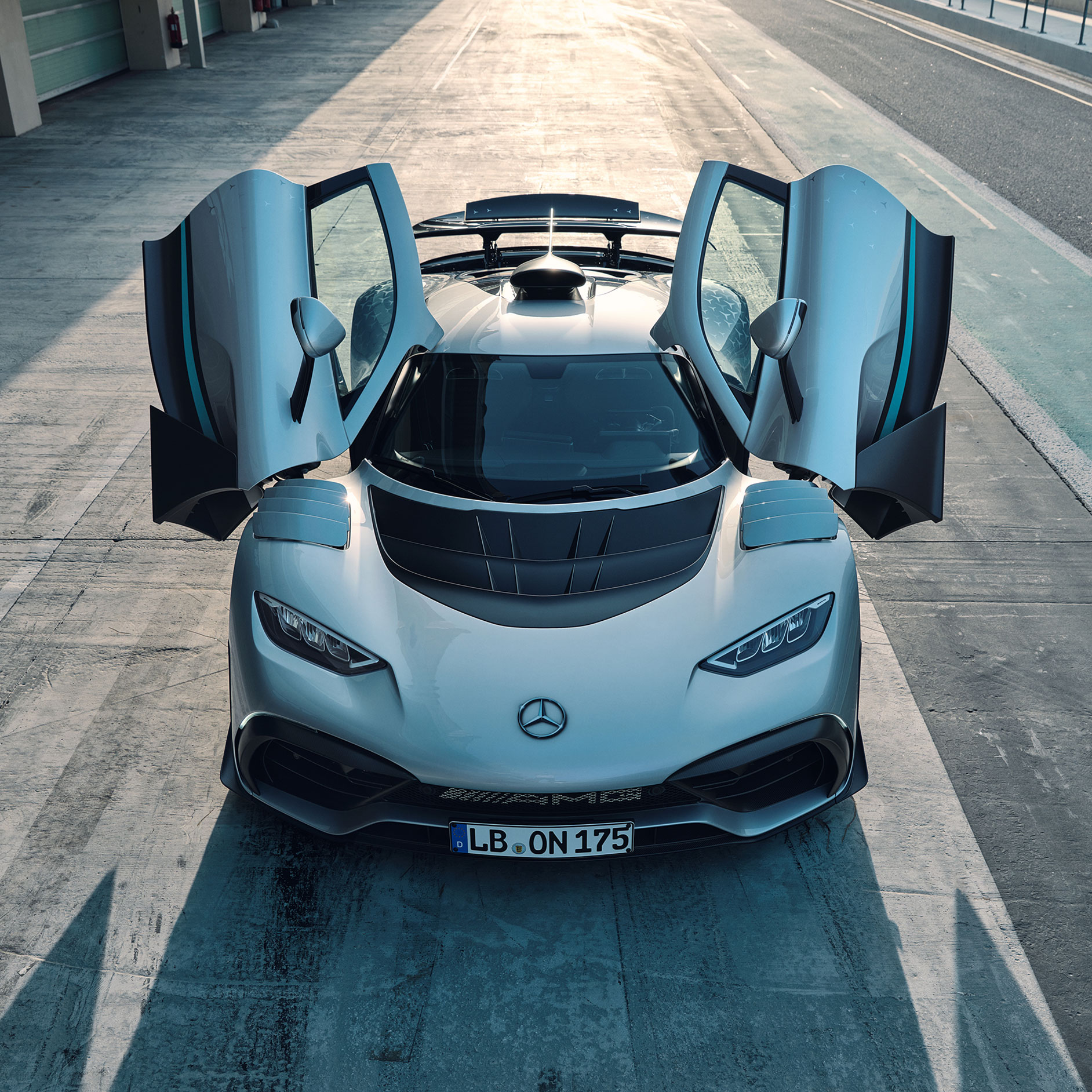 Dış tasarım | ONE | Mercedes-AMG Mercedes-AMG ONE’ın kapıları açık olarak önden görünümü.