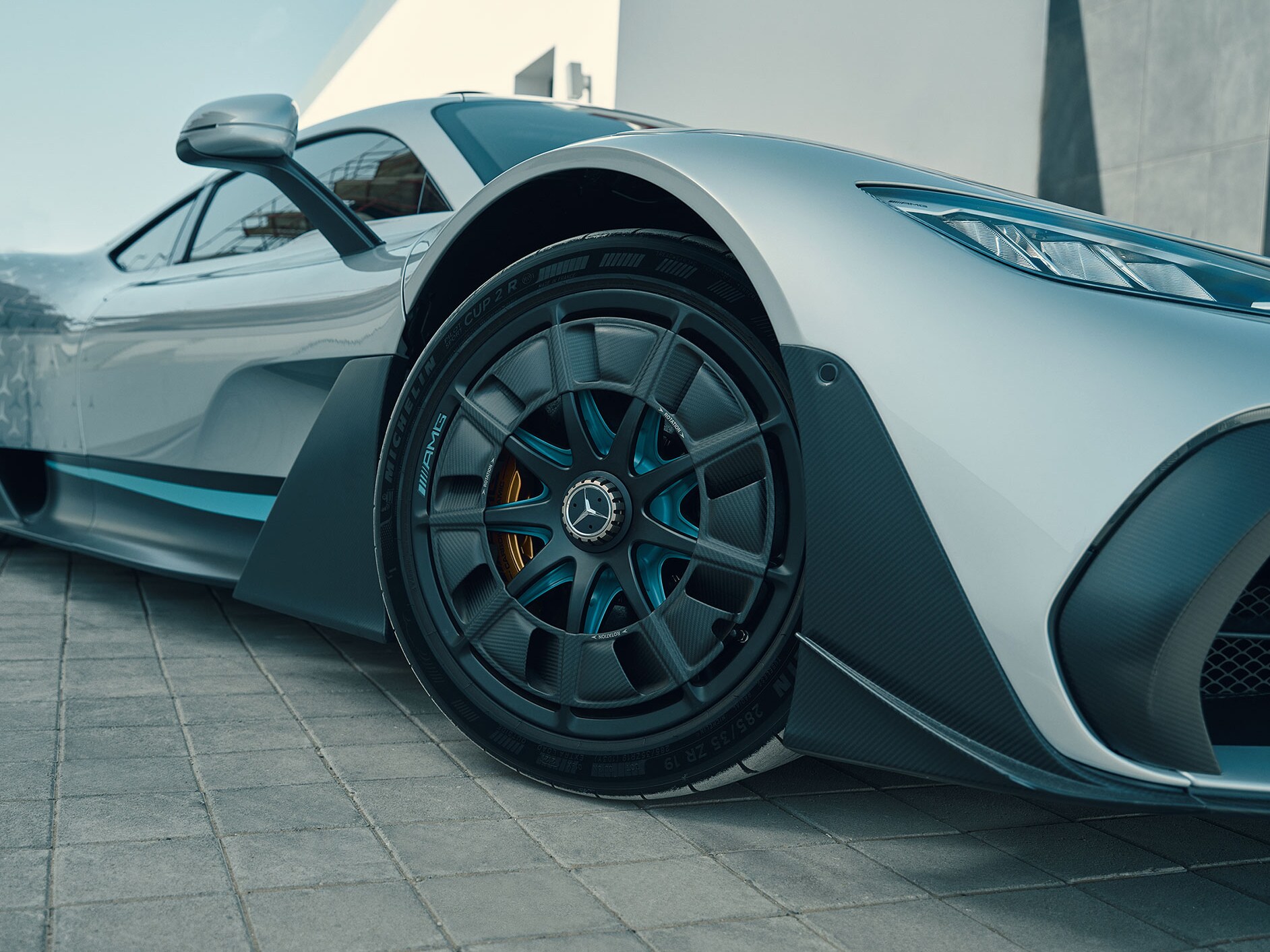 Mercedes-AMG ONE’ın bir jantının ayrıntılı görünümü.