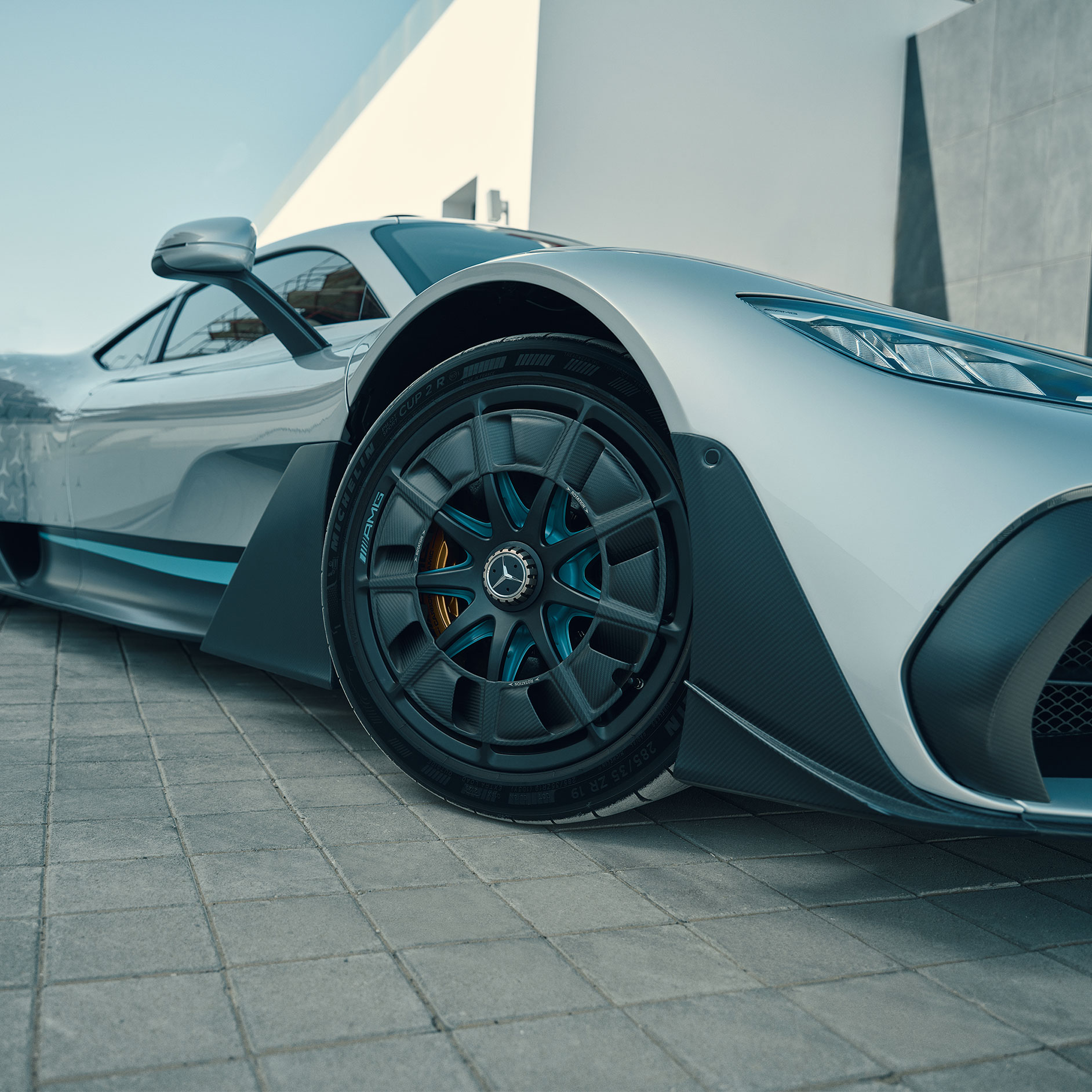 Hiper-formans | ONE | Mercedes-AMG Mercedes-AMG ONE’ın bir jantının ayrıntılı görünümü.