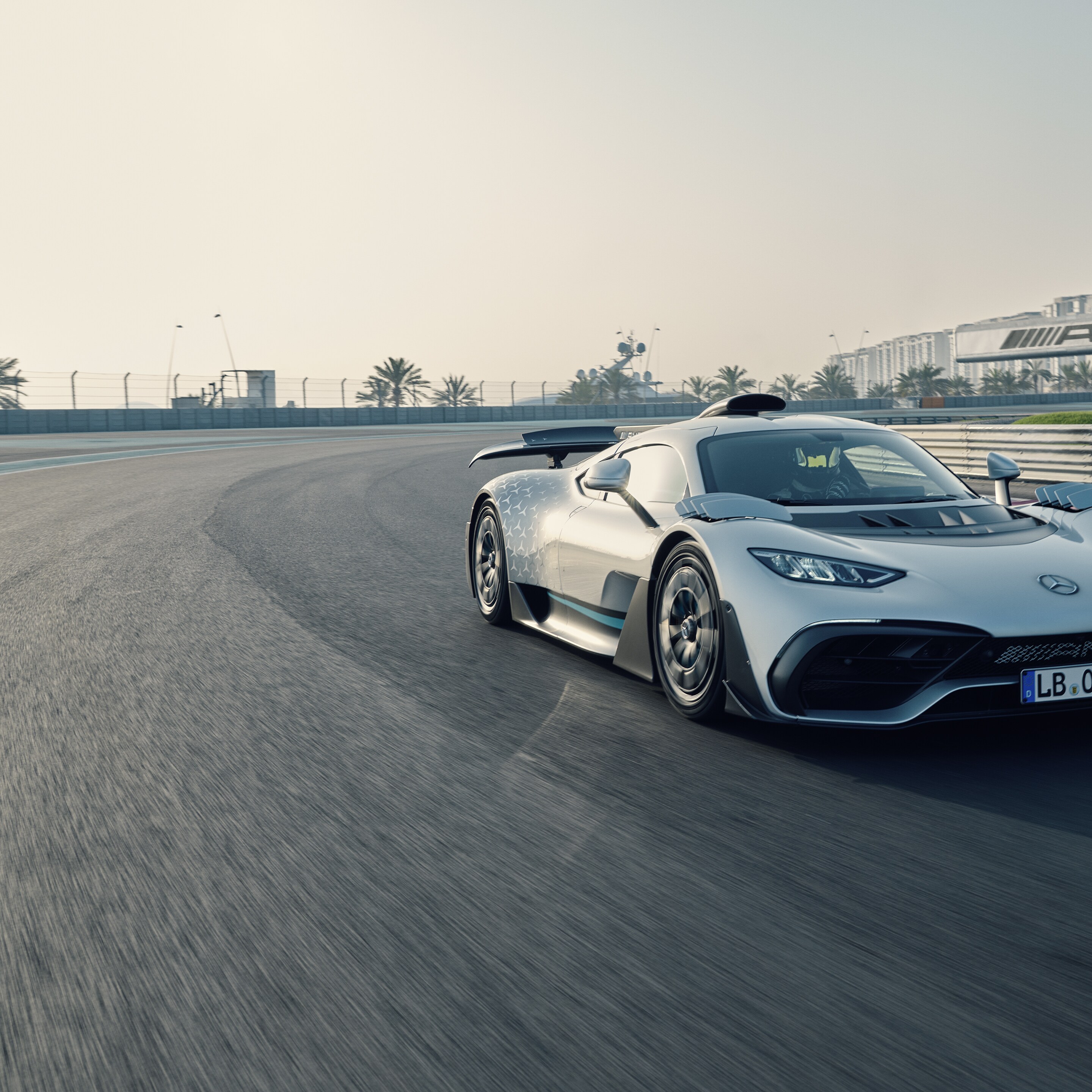 Mercedes-AMG Project ONE’ın yan önden görünümü.