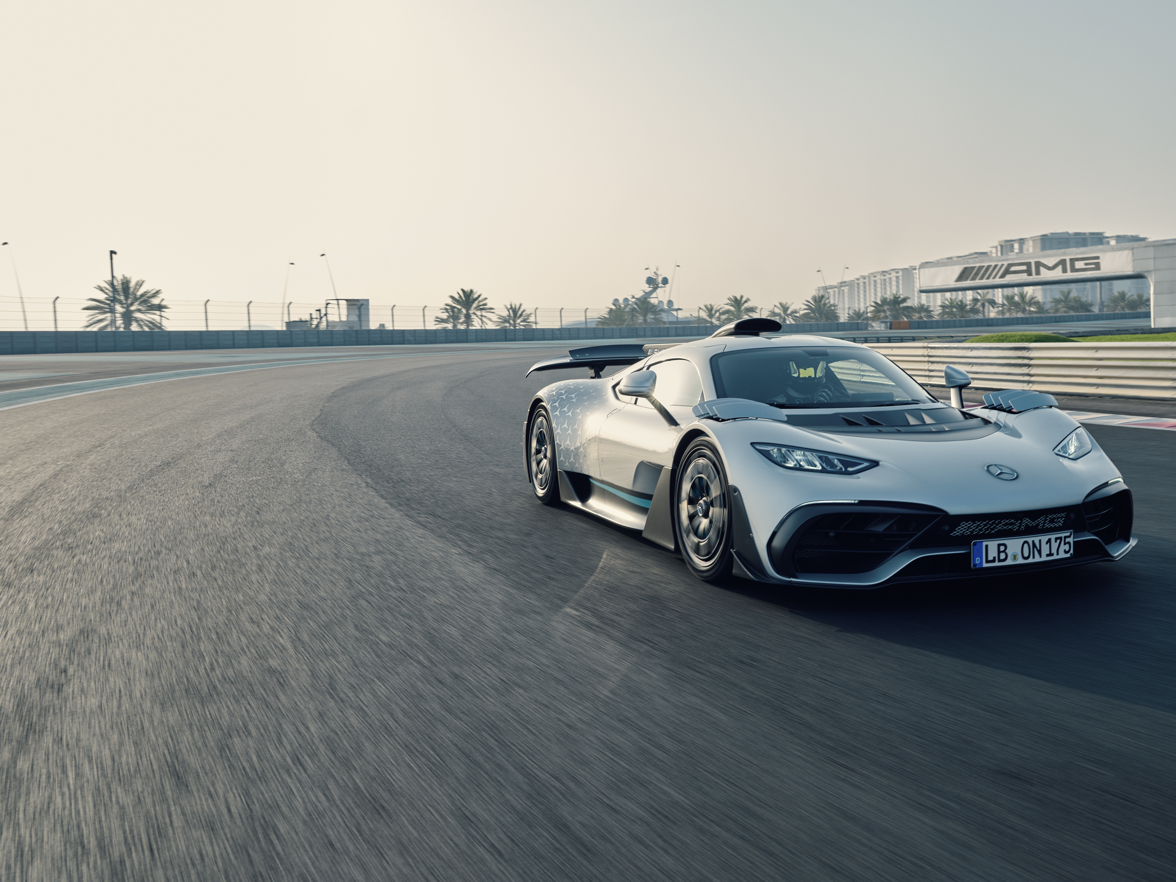 Project One | Mercedes-AMG Mercedes-AMG Project ONE’ın yan önden görünümü.