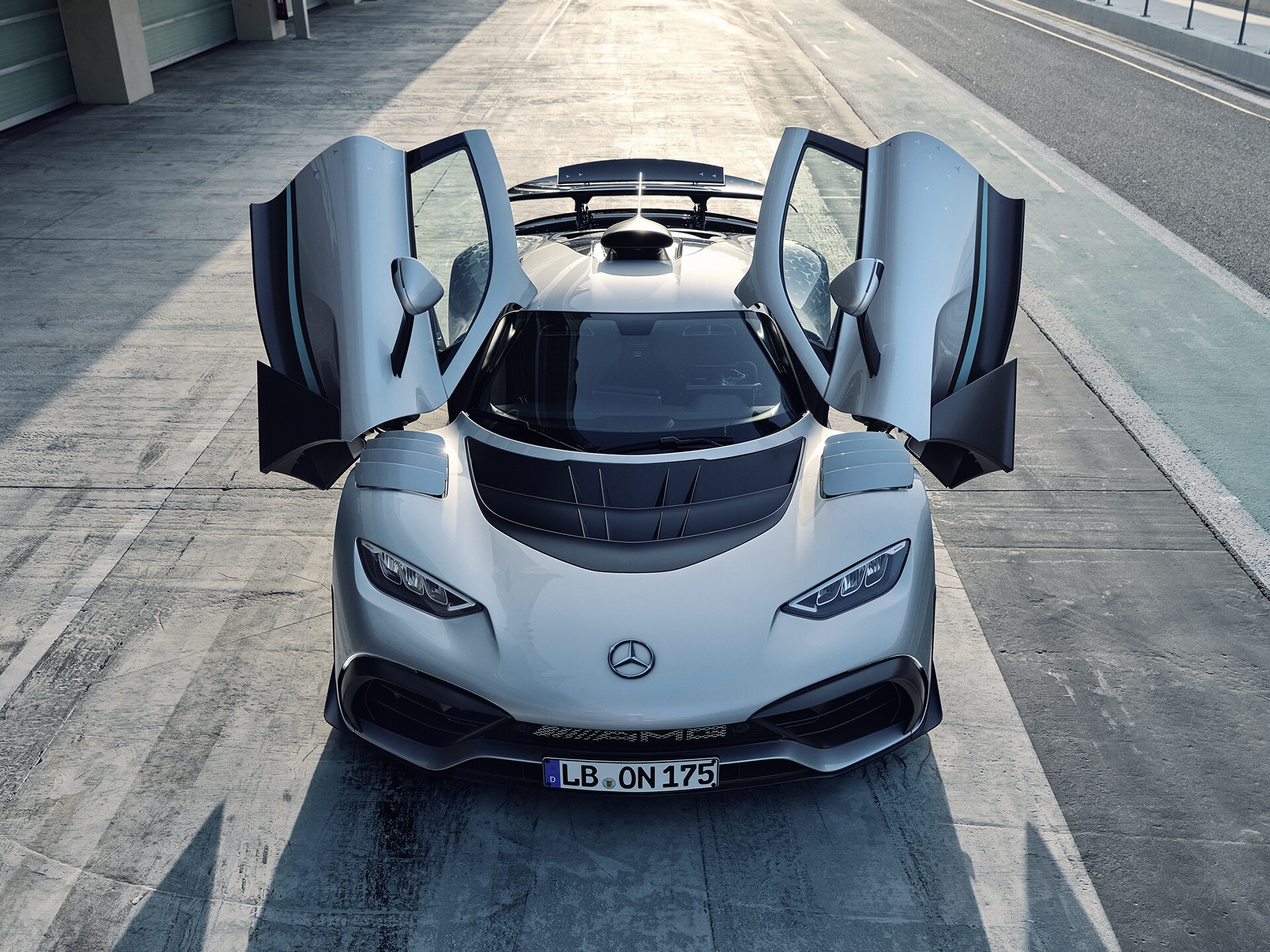 Mercedes-AMG ONE’ın kapıları açıkken önden görünümü.