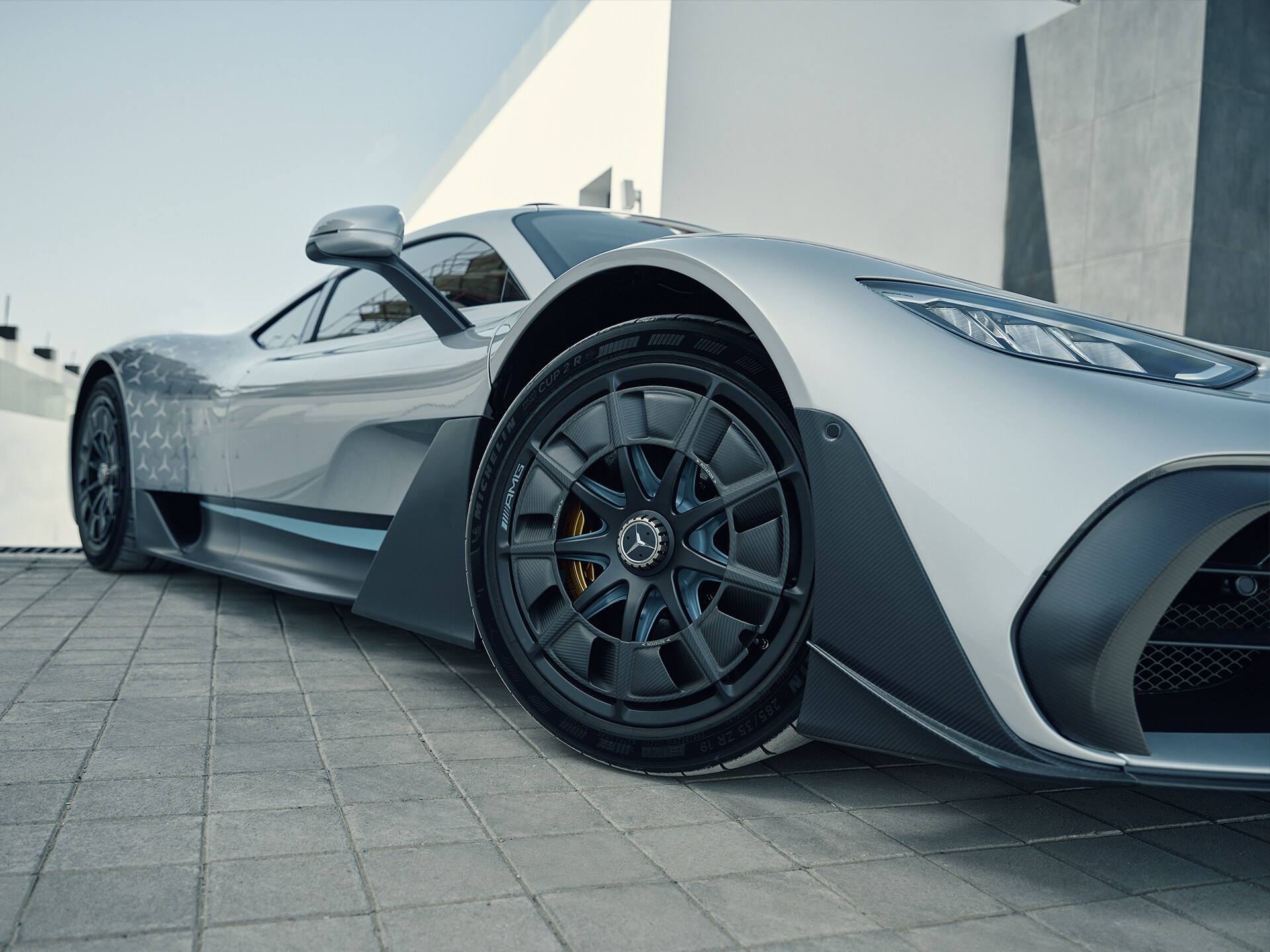 Mercedes-AMG ONE’ın bir jantının ayrıntılı görünümü.