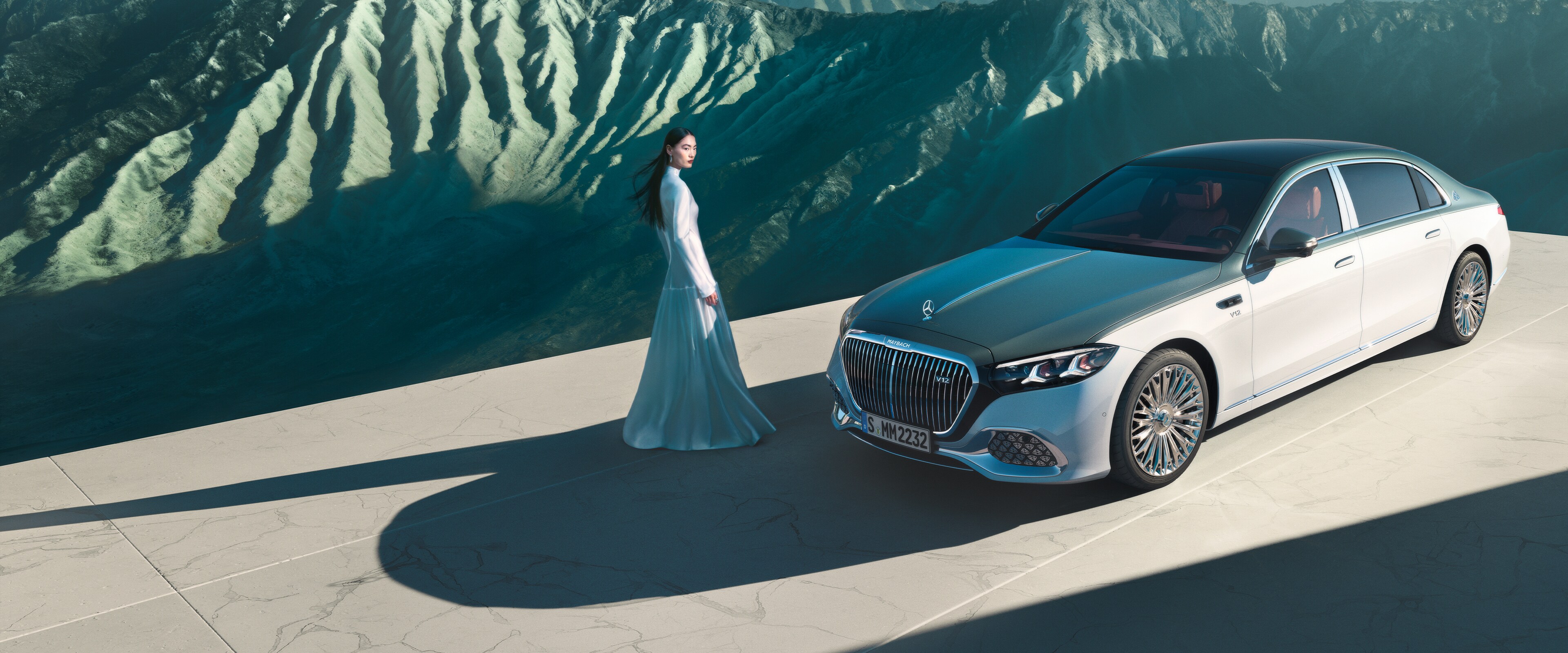 Farklı bakış açılarından iki renkli boyalı bir Mercedes-Maybach.