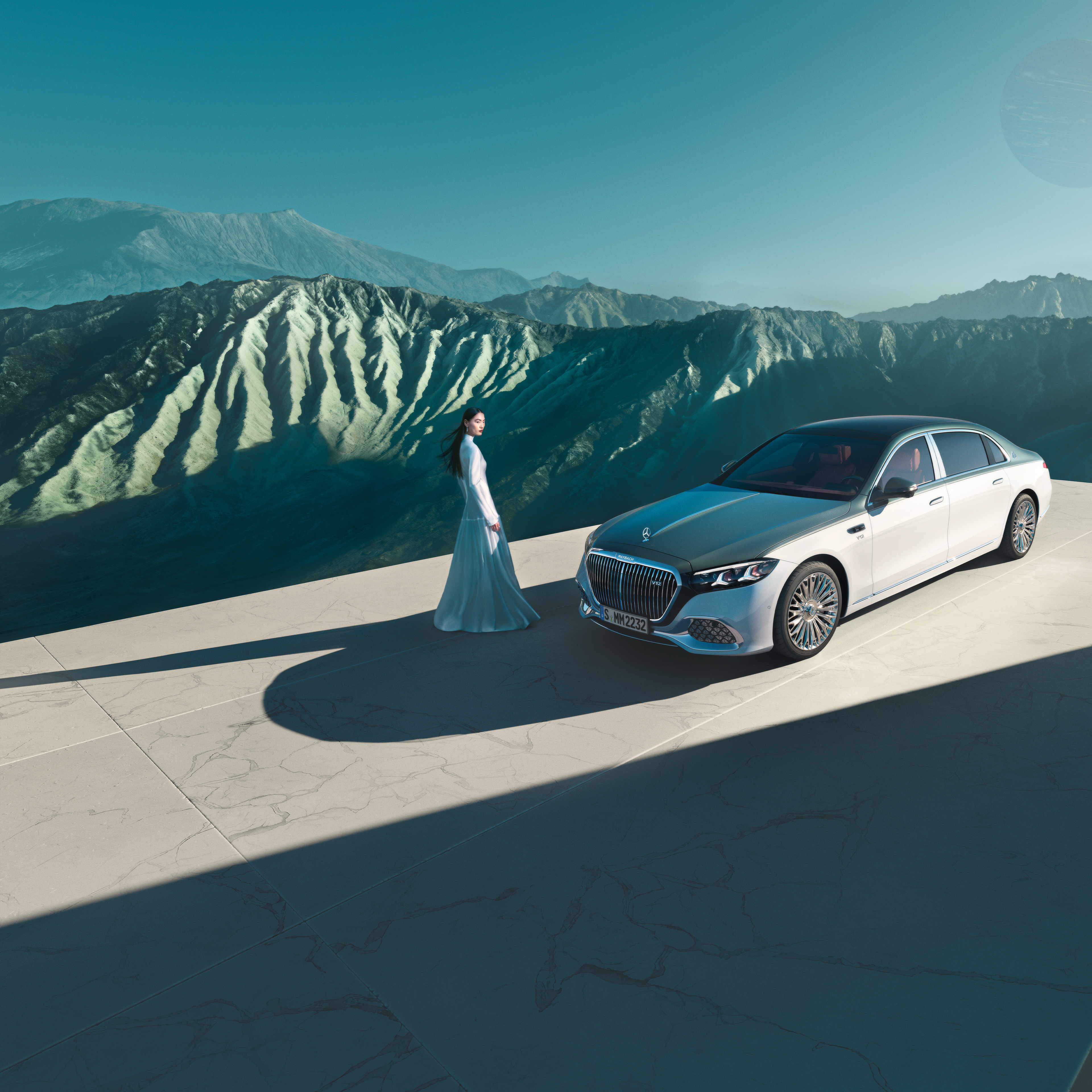 Marka | Mercedes-Maybach Farklı bakış açılarından iki renkli boyalı bir Mercedes-Maybach.