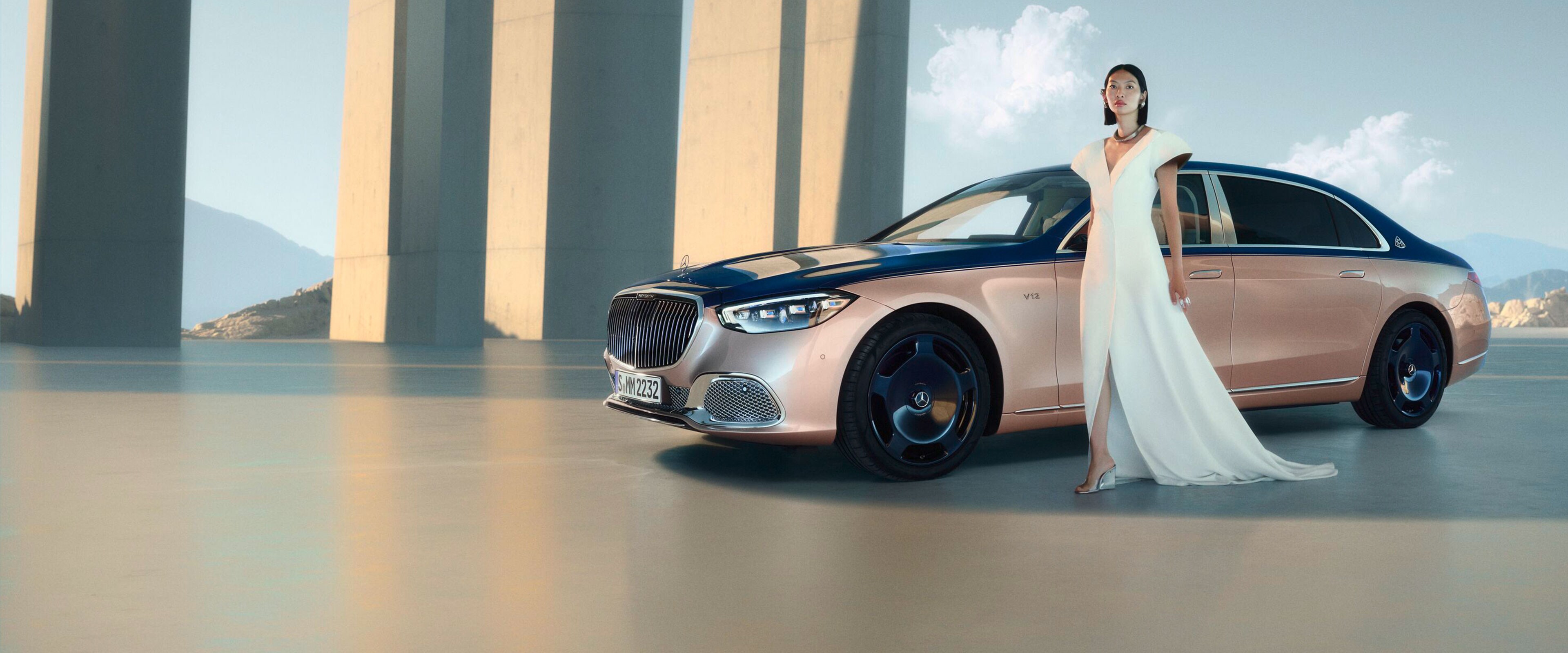 Farklı bakış açılarından iki renkli boyalı bir Mercedes-Maybach.