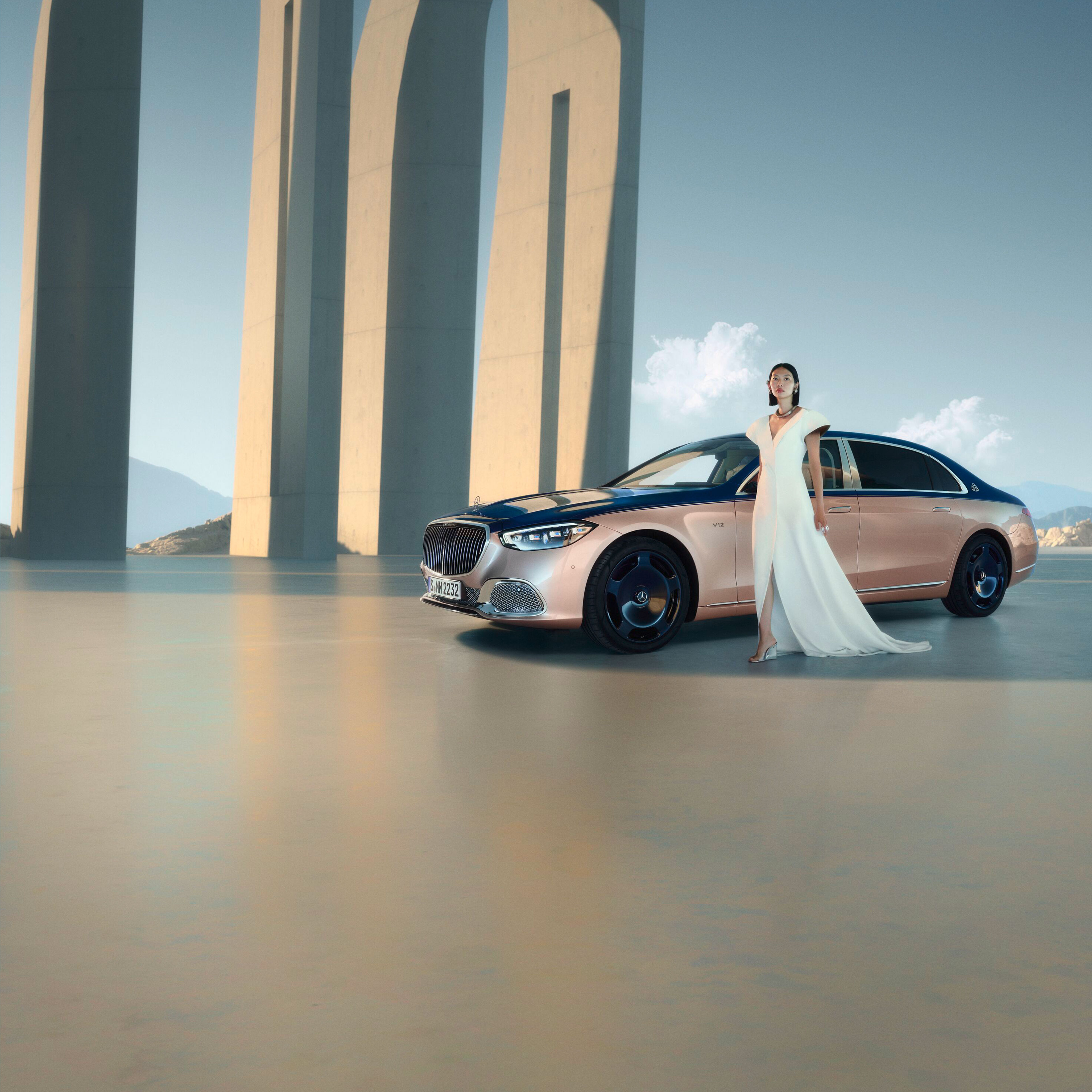 Marka | Mercedes-Maybach Farklı bakış açılarından iki renkli boyalı bir Mercedes-Maybach.