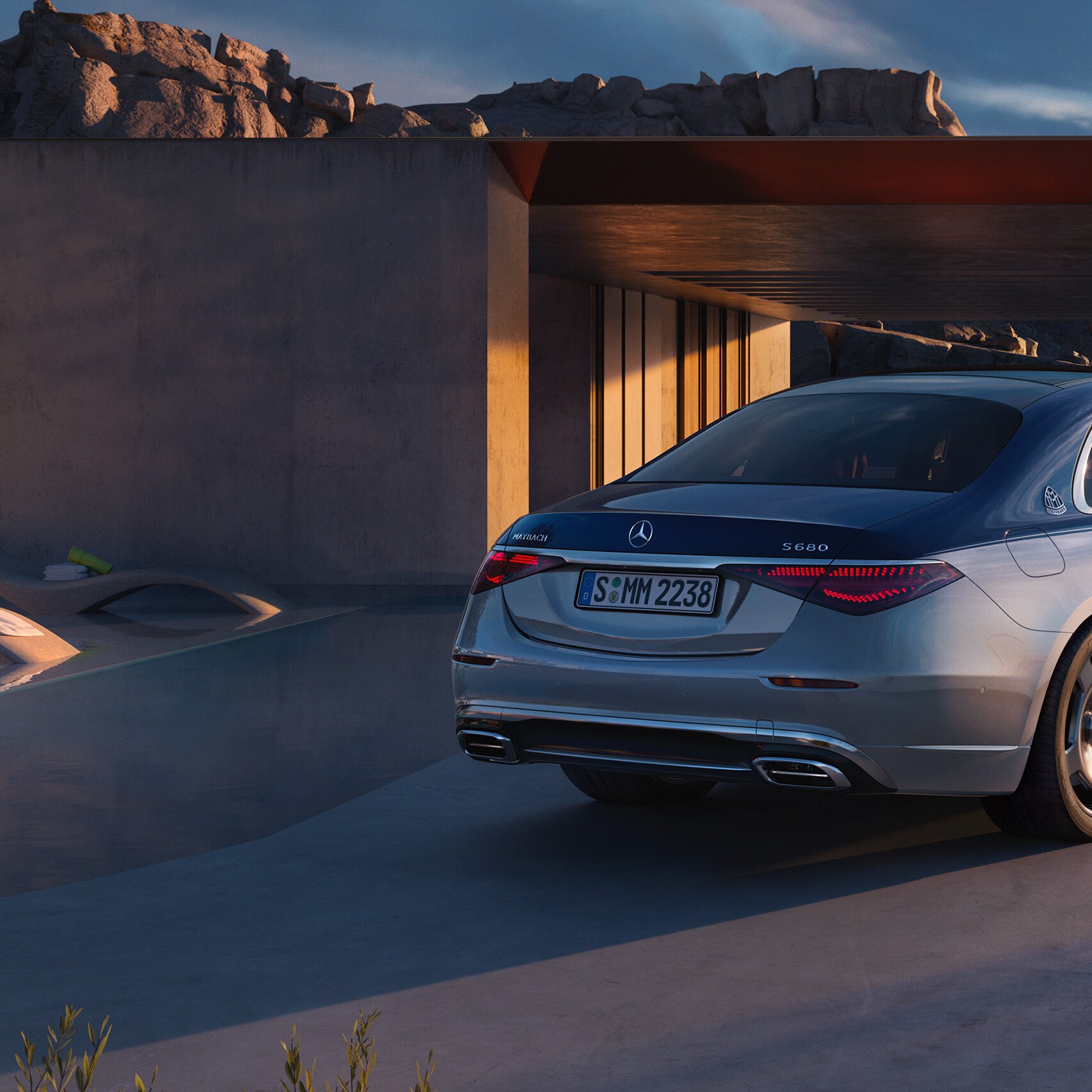 Mercedes-Maybach S-Serisi’nin arkadan görünümü.