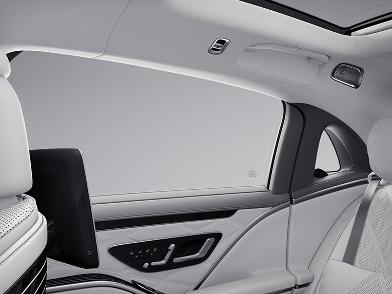 Mercedes-Maybach S-Serisi’nin arka bölümündeki konforlu kapılar.