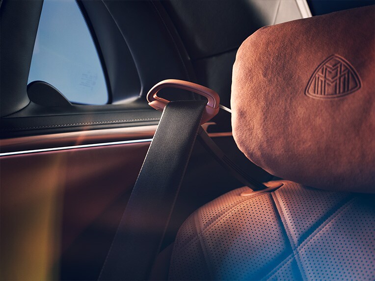Mercedes-Maybach S-Serisi’nin arka bölümündeki kemer getiricisi.