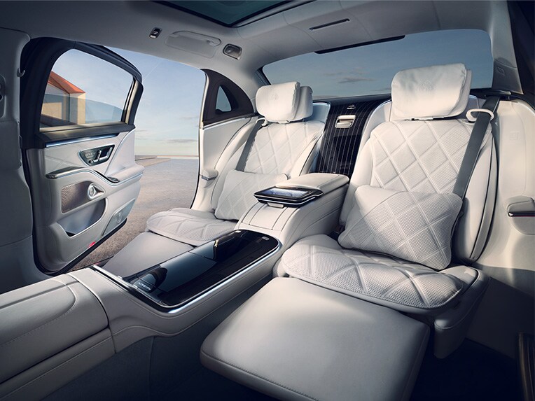 Boydan boya Business orta konsola sahip Mercedes-Maybach S-Serisi'nin arka bölümü.