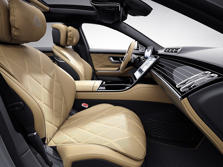 Mercedes-Maybach S-Serisi’nin ön göğsündeki MANUFAKTUR iç mekan paketi.