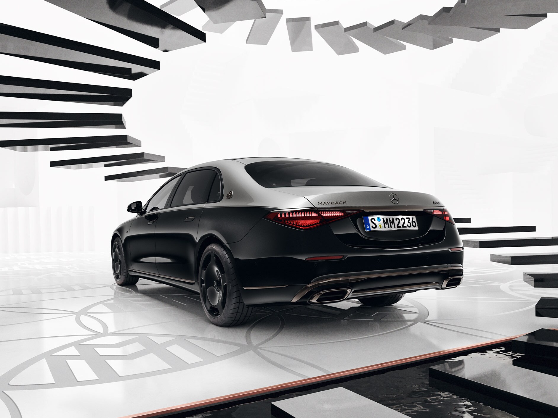 Mercedes-Maybach S-Serisi Night Series arkadan görünümü.