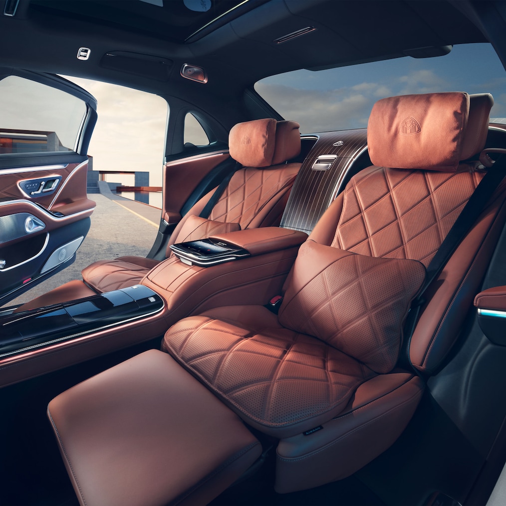 Mercedes-Maybach S-Serisi'nin özel koltuklara sahip arka bölümü.