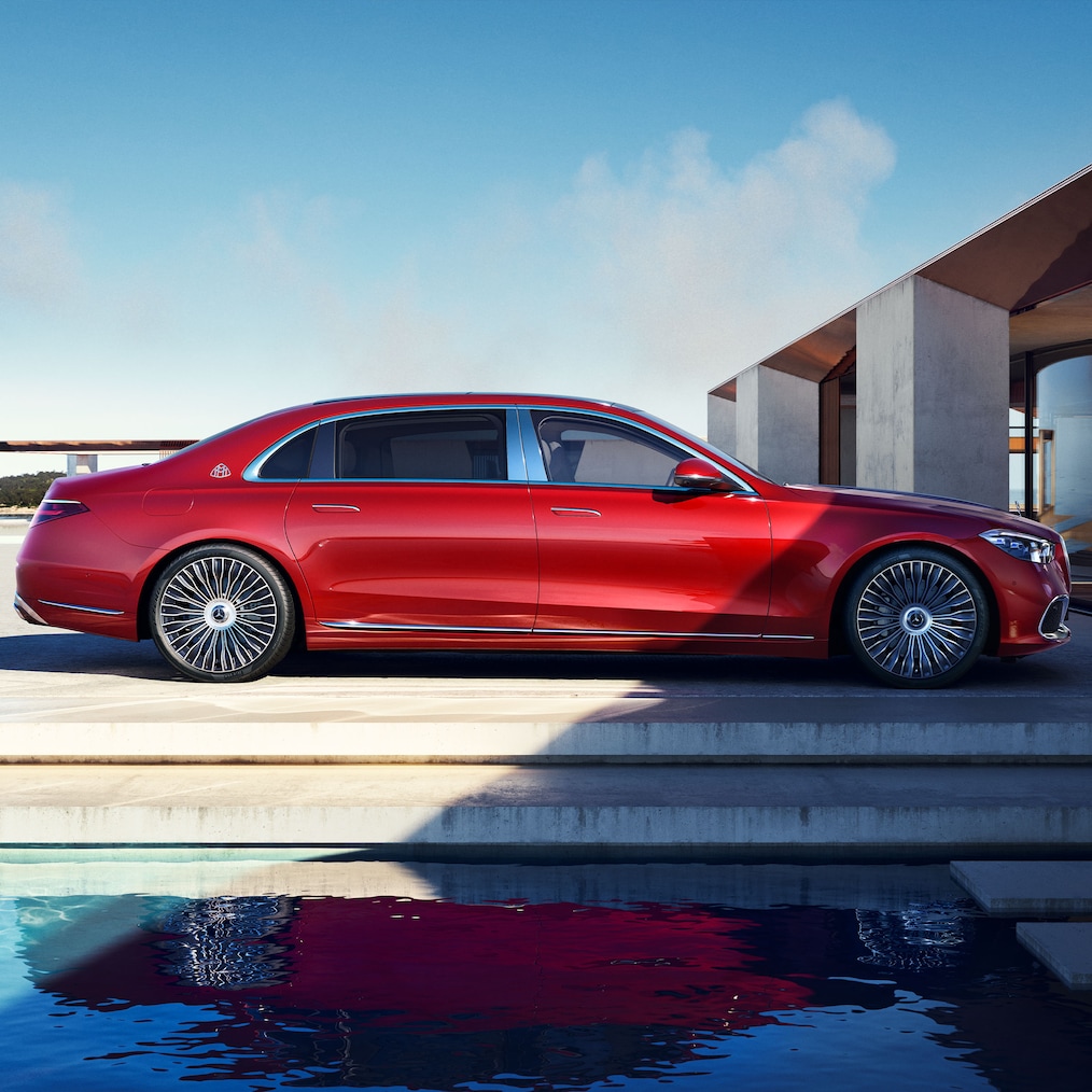 Mercedes-Maybach S-Serisi’nin yandan görünümü.