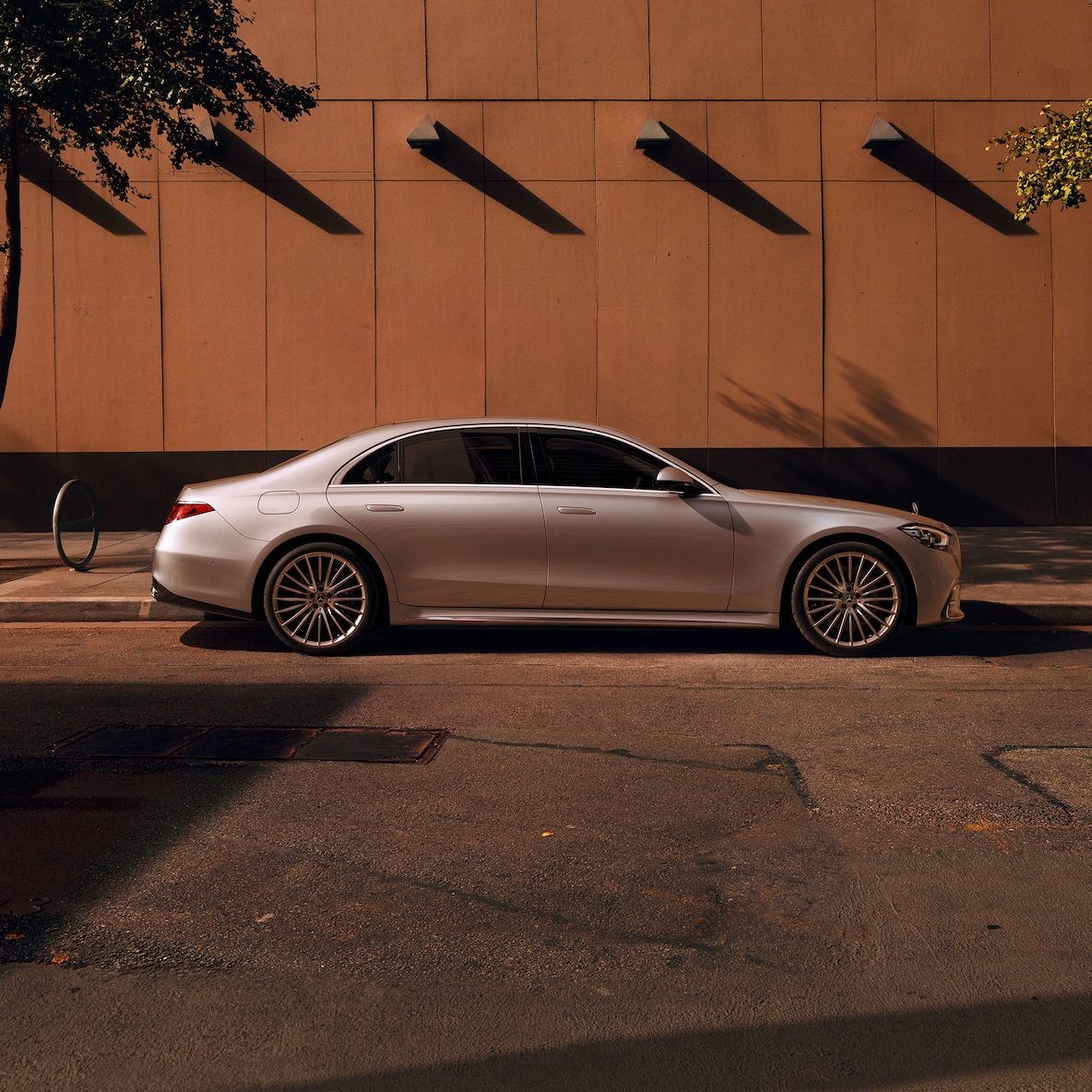 Mercedes-Benz S-Serisi Uzun Sedan'ın yandan görünümü.