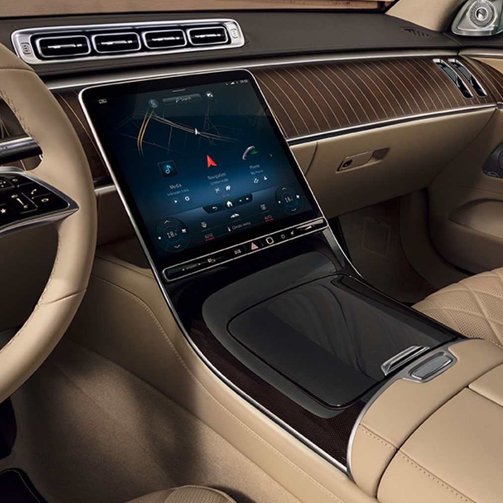 Mercedes-Benz S-Serisi Uzun Sedan’daki 32,5 cm (12,8 inç) OLED merkezi ekran.