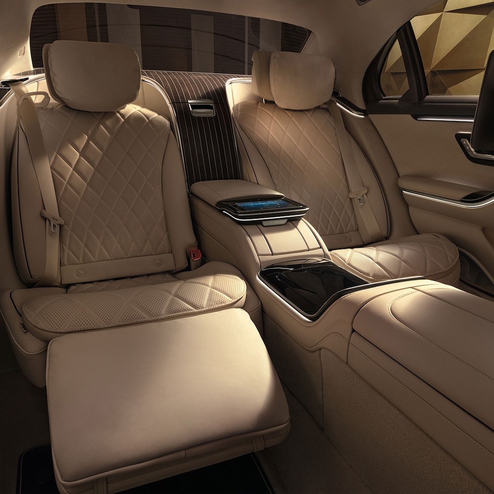 Mercedes-Benz S-Serisi Uzun Sedan'ın MBUX arka tablete sahip birinci sınıf arka bölümü.