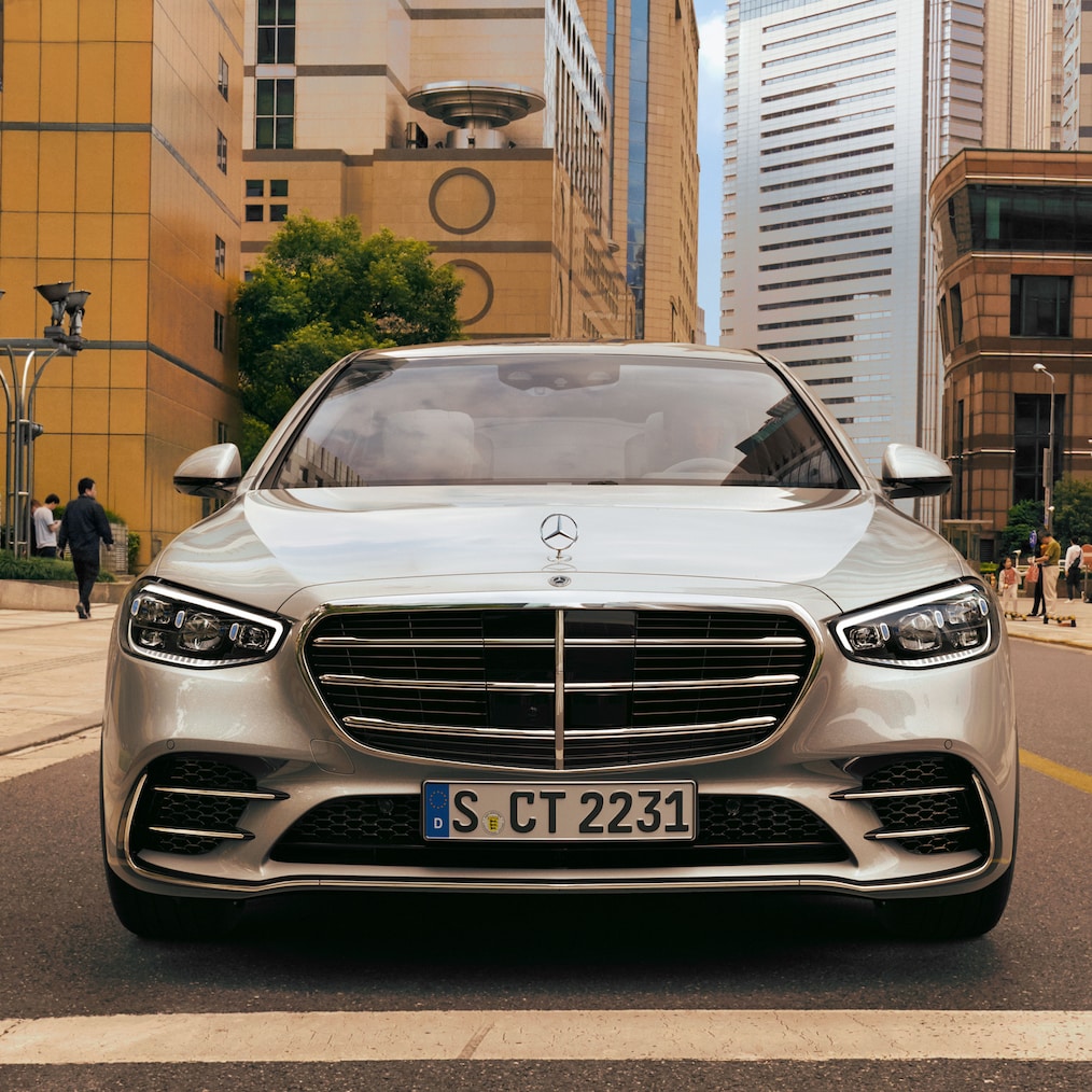Mercedes-Benz S-Serisi Uzun Sedanın klasik radyatör ızgarasındaki dik Mercedes yıldızı.