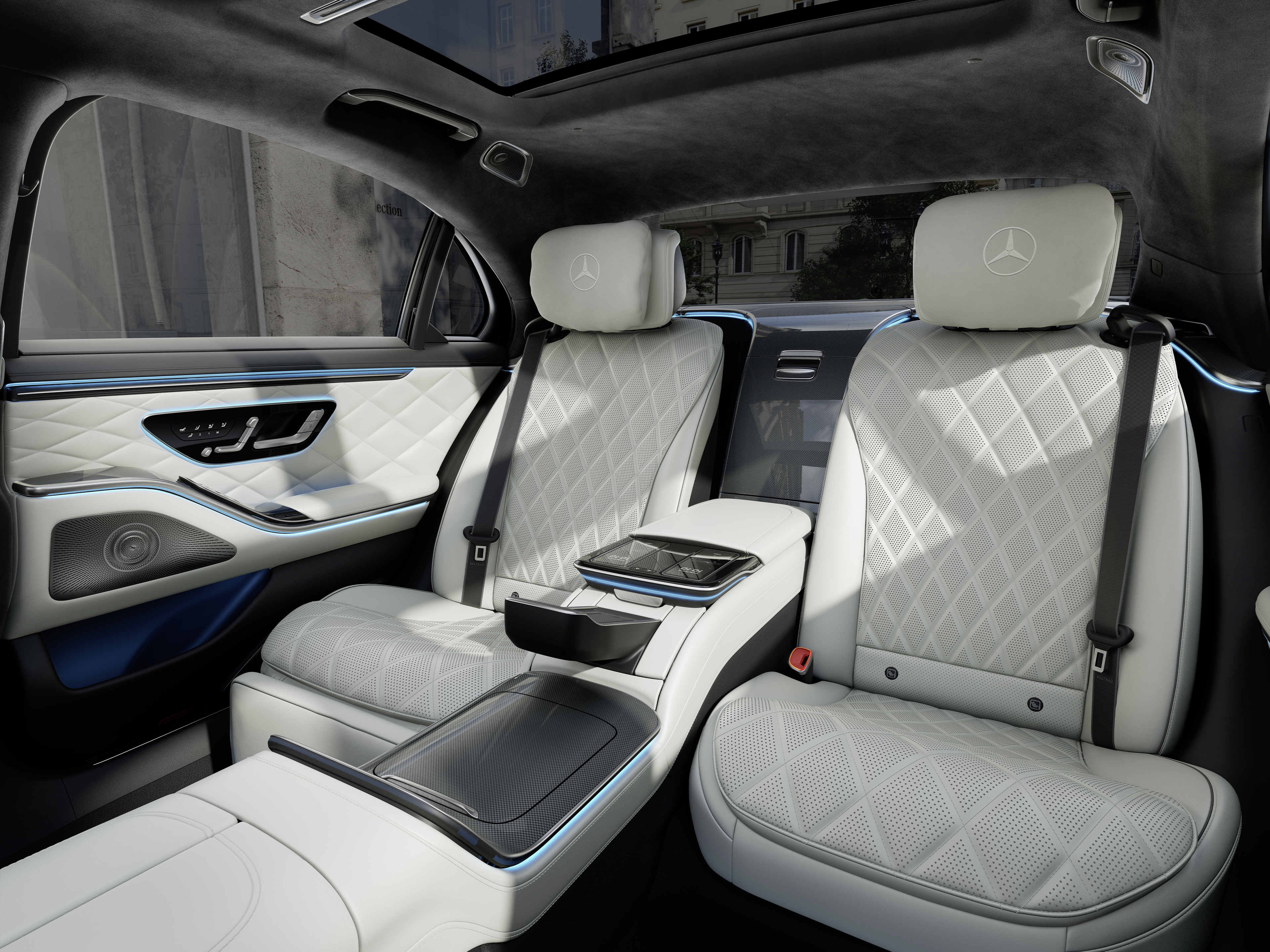 İç mekan | S-Serisi Sedan | Mercedes-Benz Yeni Mercedes-Benz S-Serisi Uzun Sedan’ın kokpitinin iki ön koltuk arasından görünümü.