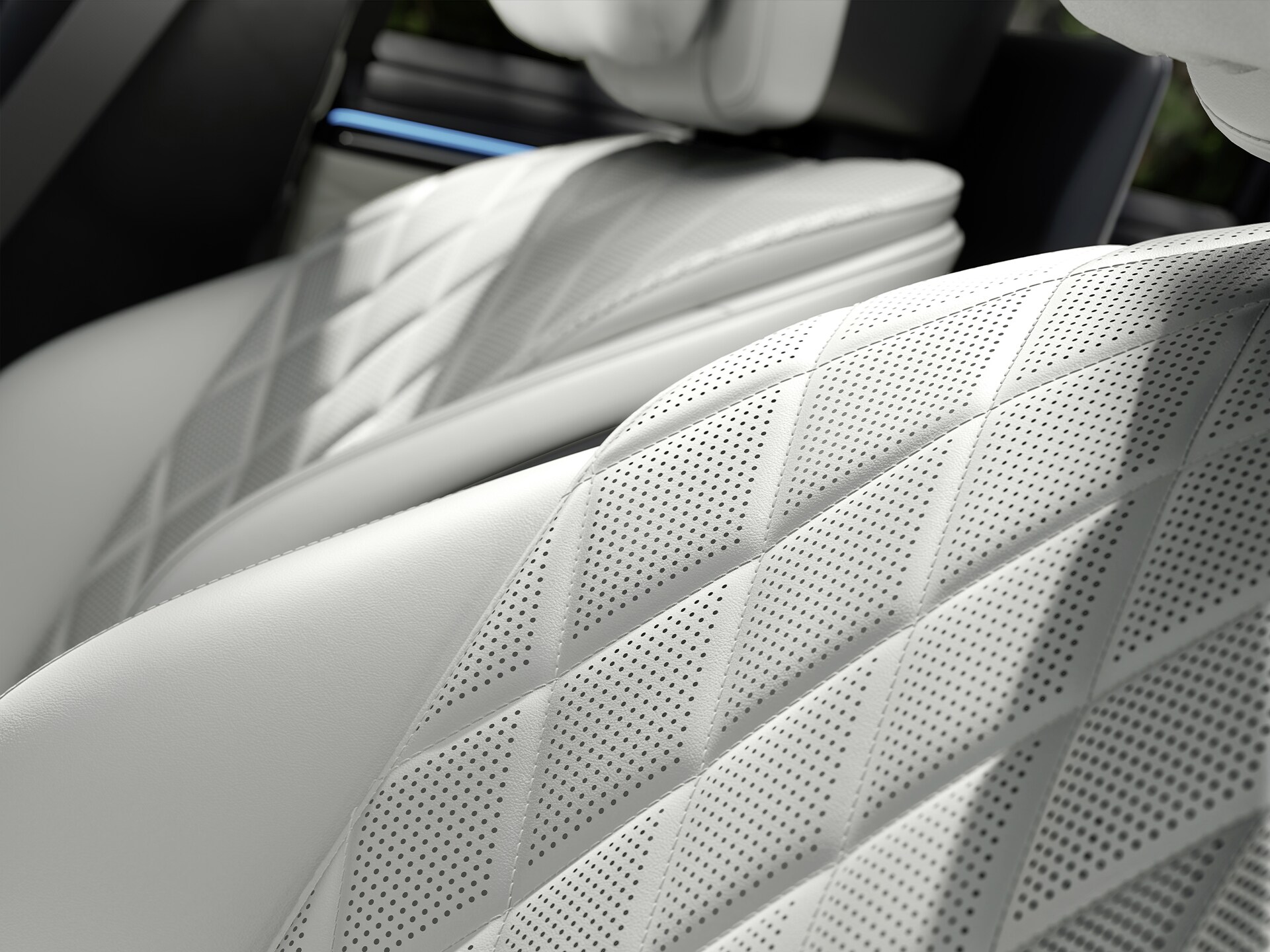 MANUFAKTUR özellikleri taşıyan bir yeni Mercedes-Benz S-Serisi Uzun Sedan’ın yandan görünümü.