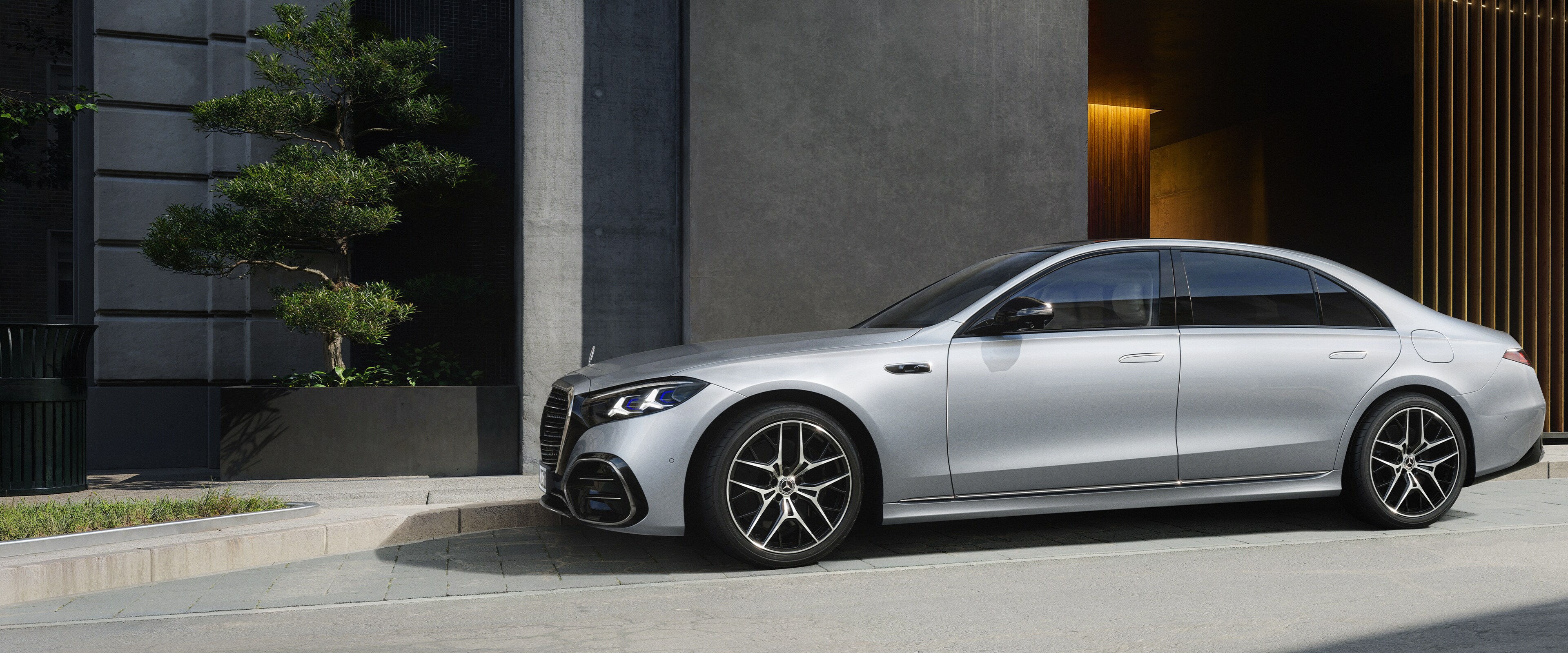 Yeni Mercedes-Benz S-Serisi Uzun Sedan’ın yakından yan görünümü.