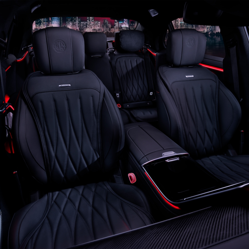 Mercedes-AMG S 63 E PERFORMANCE'ın ön koltuklarının ve kokpitinin yandan görünümü.