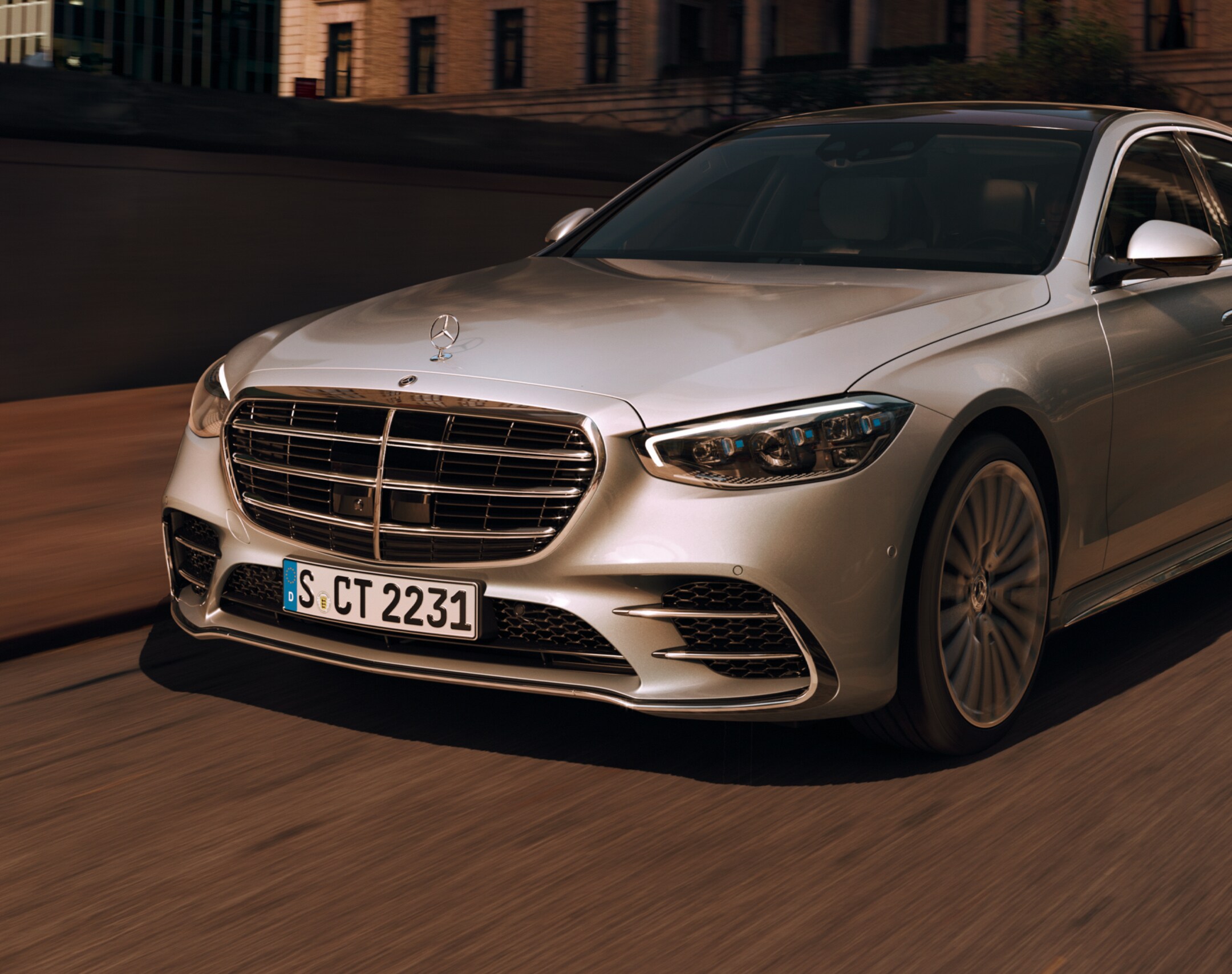 Mercedes-Benz S-Serisi Sedan'ın yan önden görünümü.