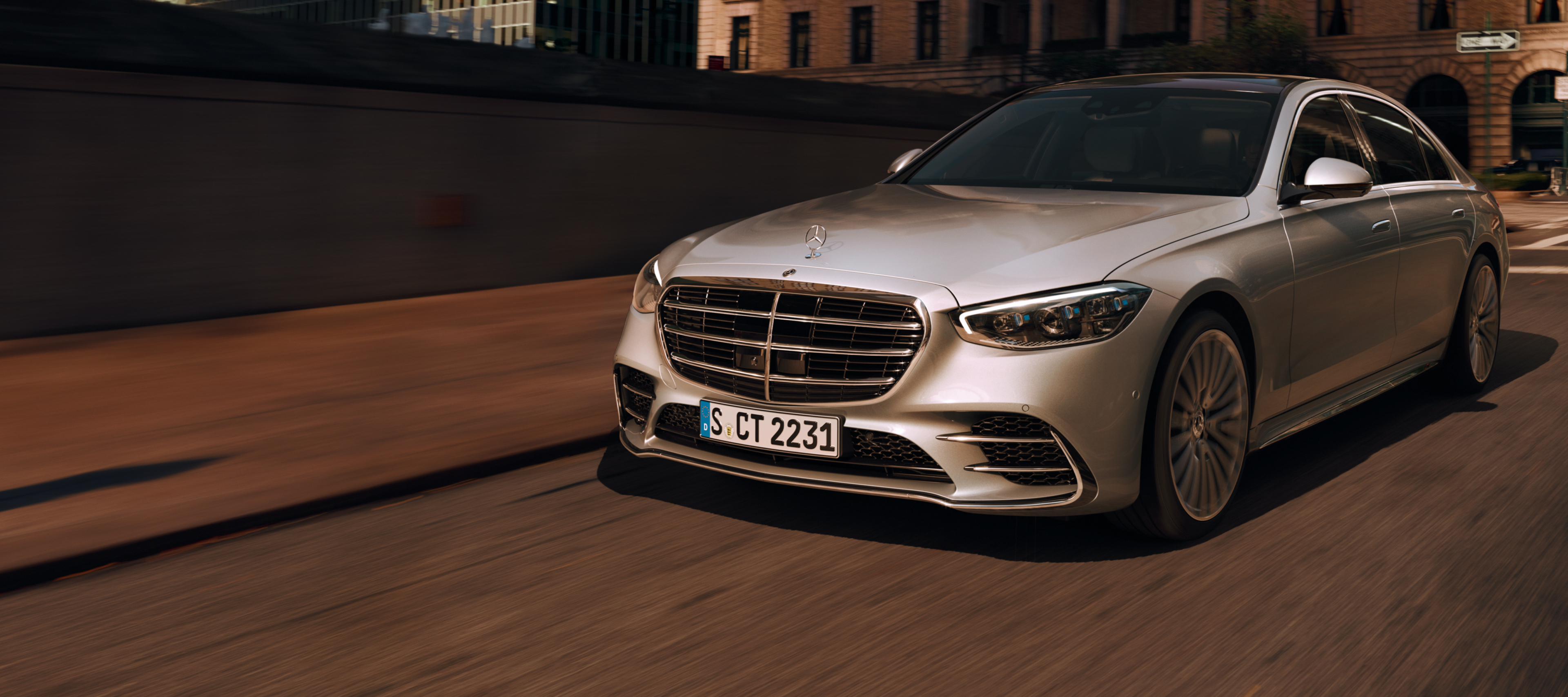 Leasing ve fiyat | S-Serisi Sedan | Mercedes-Benz Mercedes-Benz S-Serisi Sedan'ın yan önden görünümü.