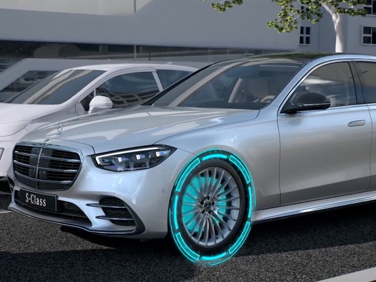 Videoda, Mercedes-Benz S-Serisi Sedan’ın PRE-SAFE® PLUS sisteminin fonksiyonları gösterilmektedir.