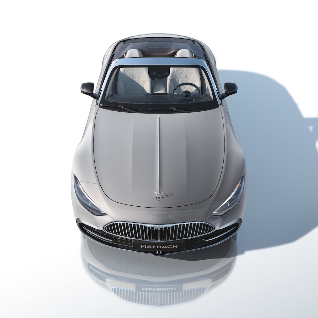 "White Ambience" tasarım konseptine sahip açık Mercedes-Maybach SL 680 Monogram Serisinin önden, üstten görünümü.