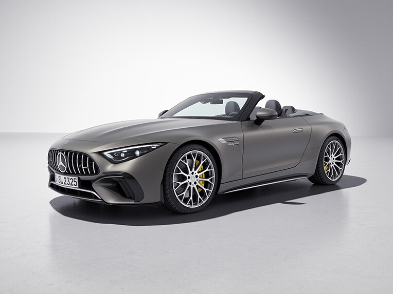 AMG aerodinamik paketine sahip Mercedes-AMG SL Roadster'ın dış mekanı.