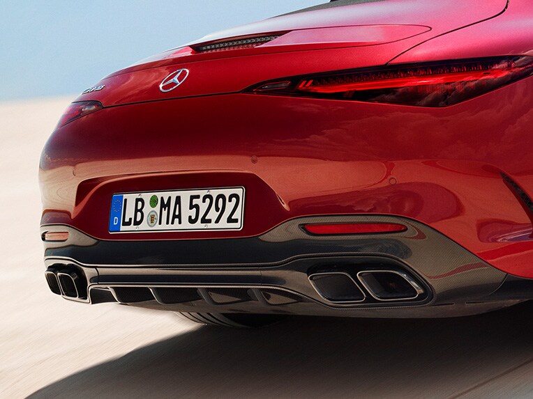 Mercedes-AMG SL Roadster’ın arkadan görünümü.