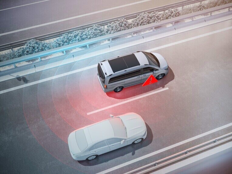 Rear Cross Traffic Alert'li kör nokta yardımcısı, şerit değişimlerinde ve geri sürüşlerde kazaları önlemeye yardımcı olabilir.
