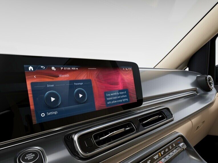 MBUX (Mercedes-Benz User Experience) ile akıllı ve genişletilebilir bir multimedya sistemi sunulur.