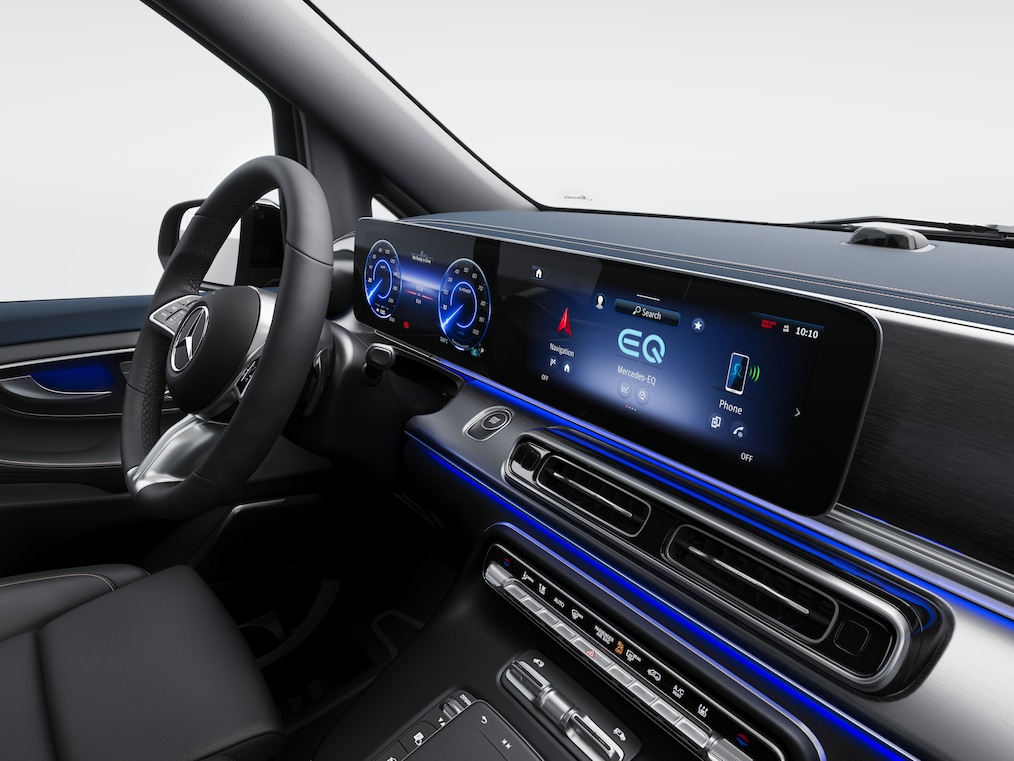 Geniş Ekran Ön Göğüs aracılığıyla gösterge paneli ve medya ekranı, kesintisiz bir cam yüzeyin altındaki tek bir görsel unsur halinde birleşir.