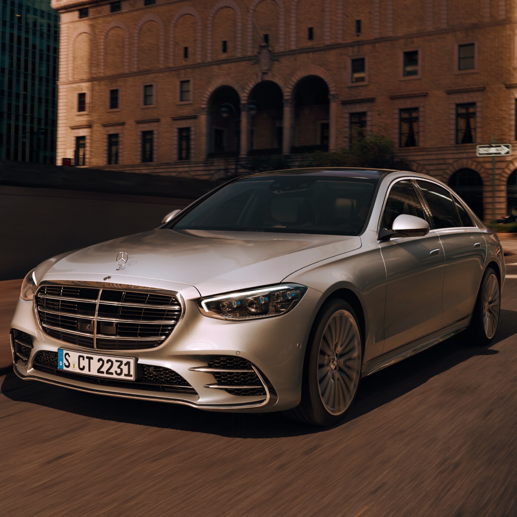 Gümüş renkli S-Serisi Mercedes-Benz'in bir yolda seyrederken önden görünümü