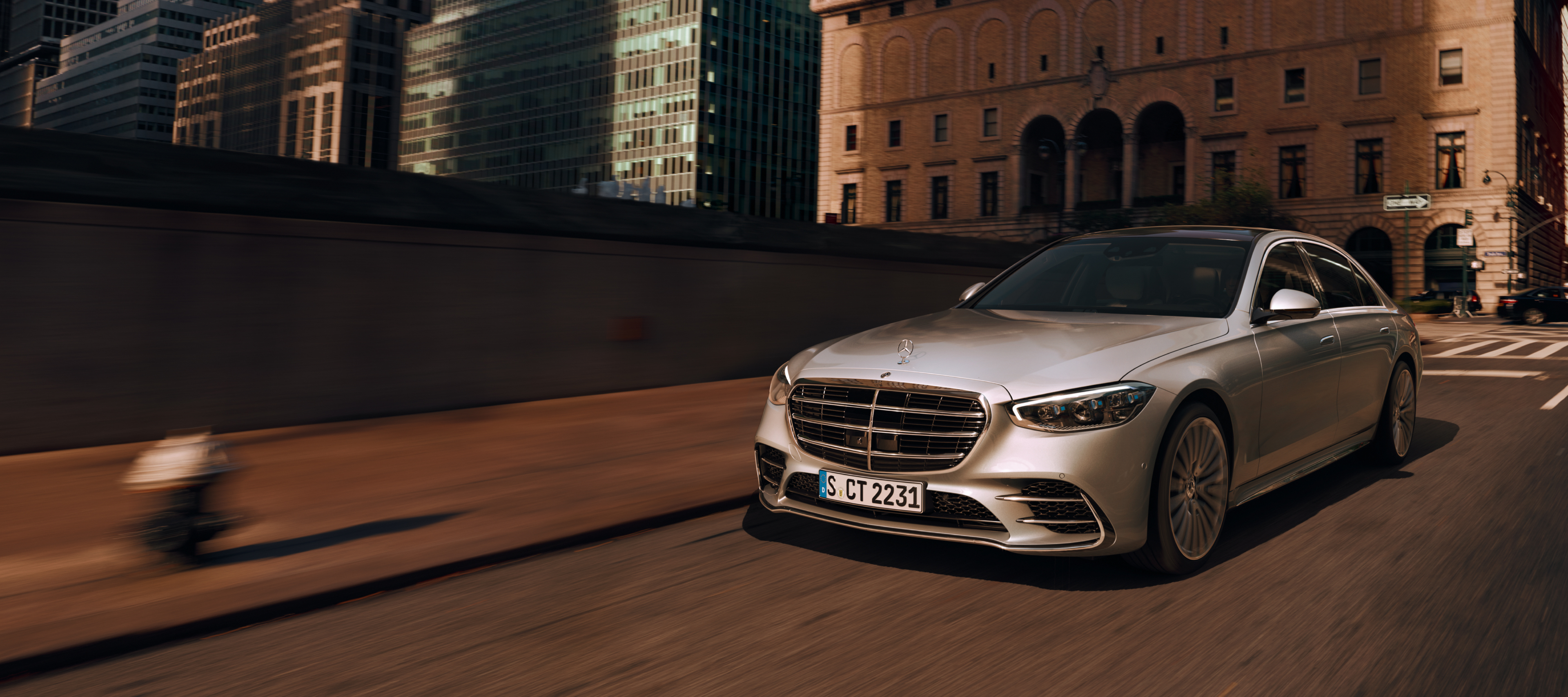 Otonom sürüş | S-Serisi Sedan | Mercedes-Benz Gümüş renkli S-Serisi Mercedes-Benz'in bir yolda seyrederken önden görünümü