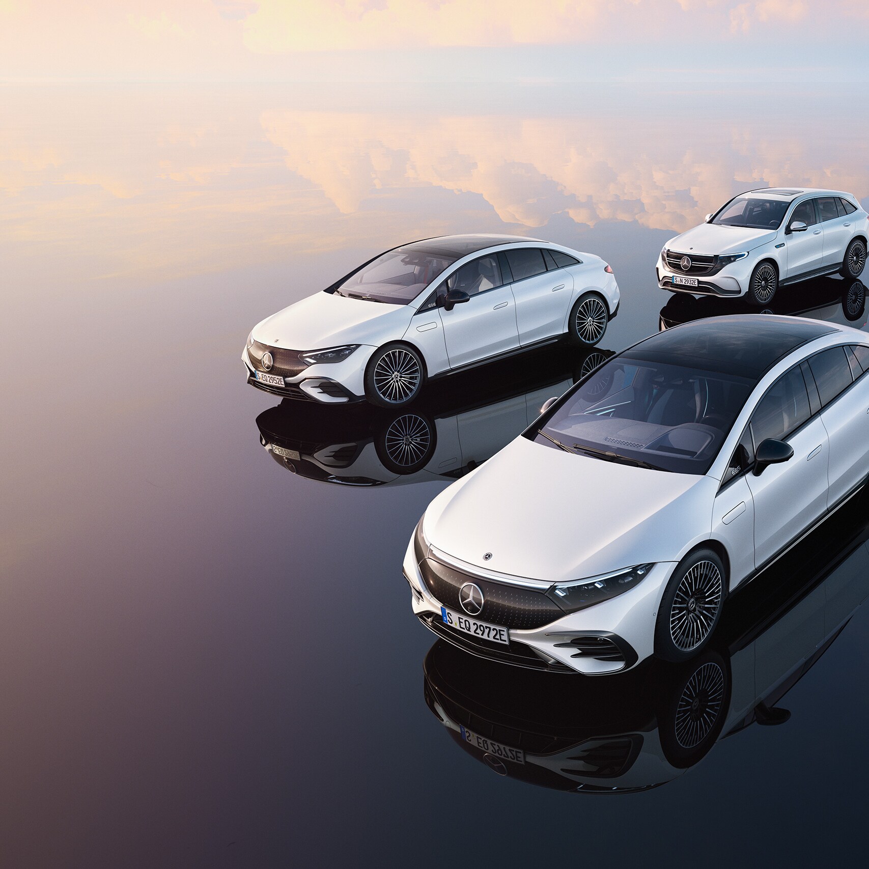 Mercedes-EQ'dan tamamen elektrikli araçların önden görünümü.