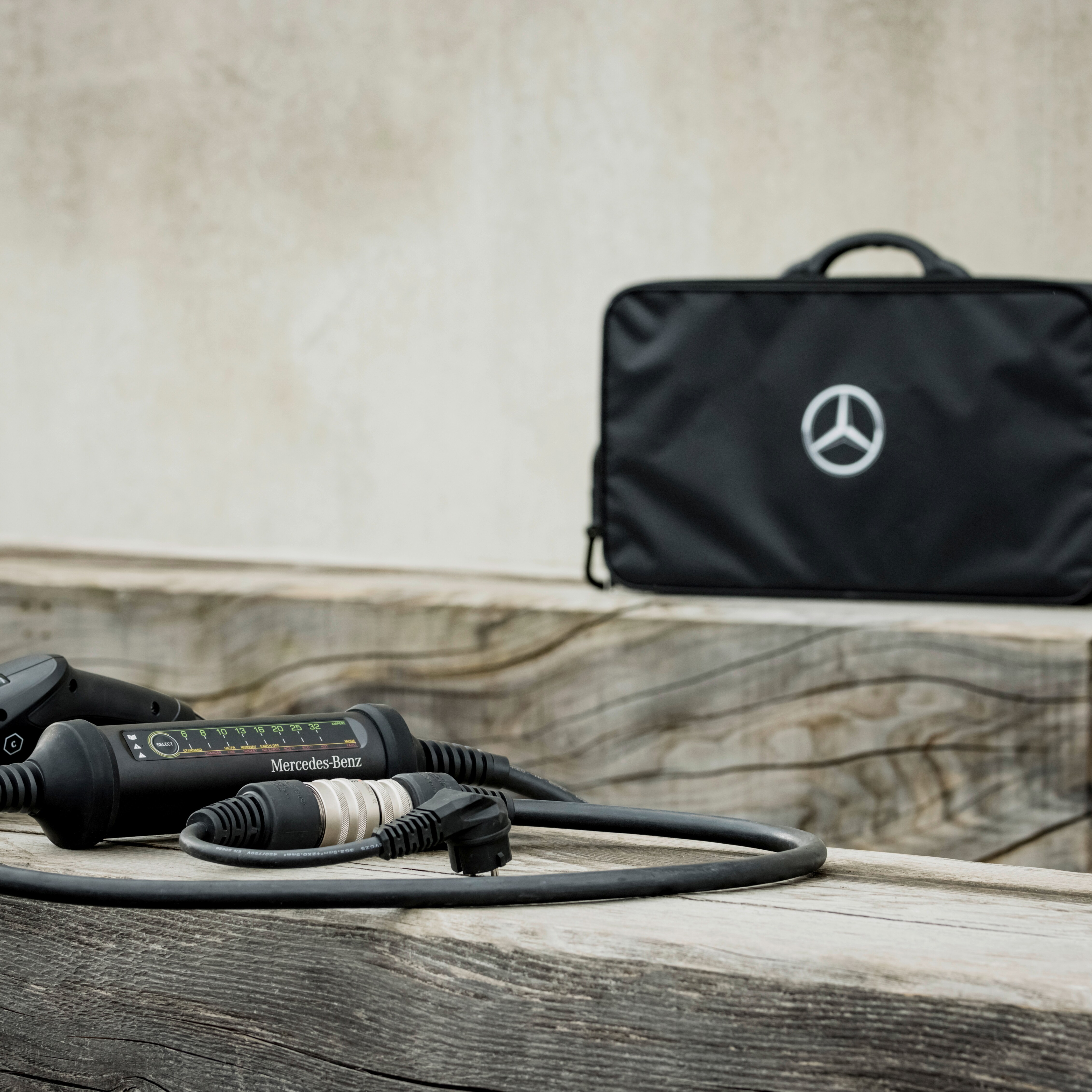 Mercedes-Benz'in esnek şarj sistemi Mercedes yıldızlı bir çantada