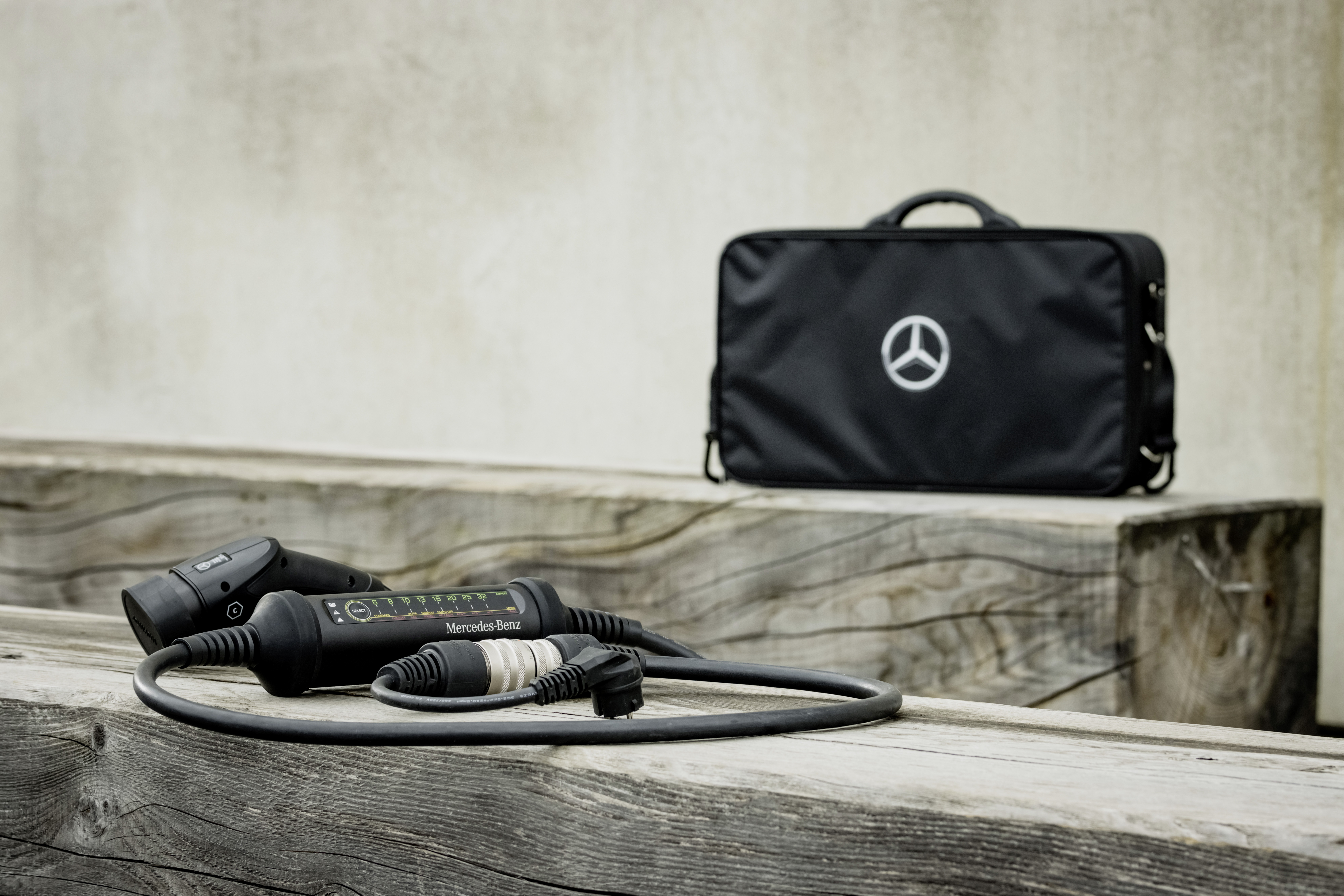 Mercedes-Benz'in esnek şarj sistemi pratik bir siyah Mercedes yıldızlı çantada bulunuyor Mercedes-Benz'in esnek şarj sistemi Mercedes yıldızlı bir çantada