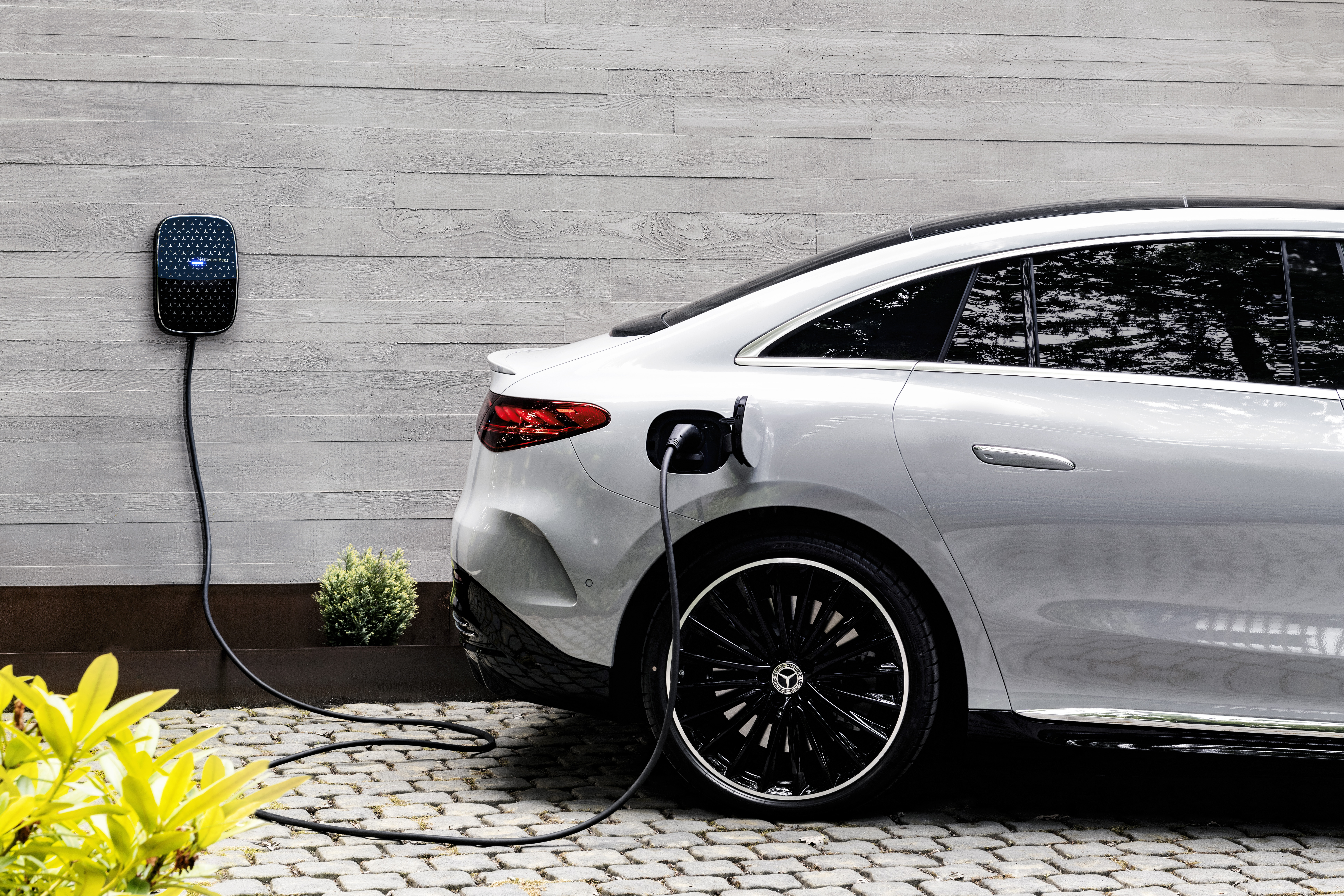 Mercedes-Benz duvar tipi şarj ünitesi ile evde konforlu şarj. Bir Mercedes-Benz EQE bir duvar tipi şarj ünitesinde şarj ediliyor
