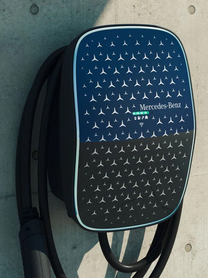 Gövdesi Mercedes-EQ tasarım prensiplerini temel alan Mercedes-Benz duvar tipi şarj ünitesi