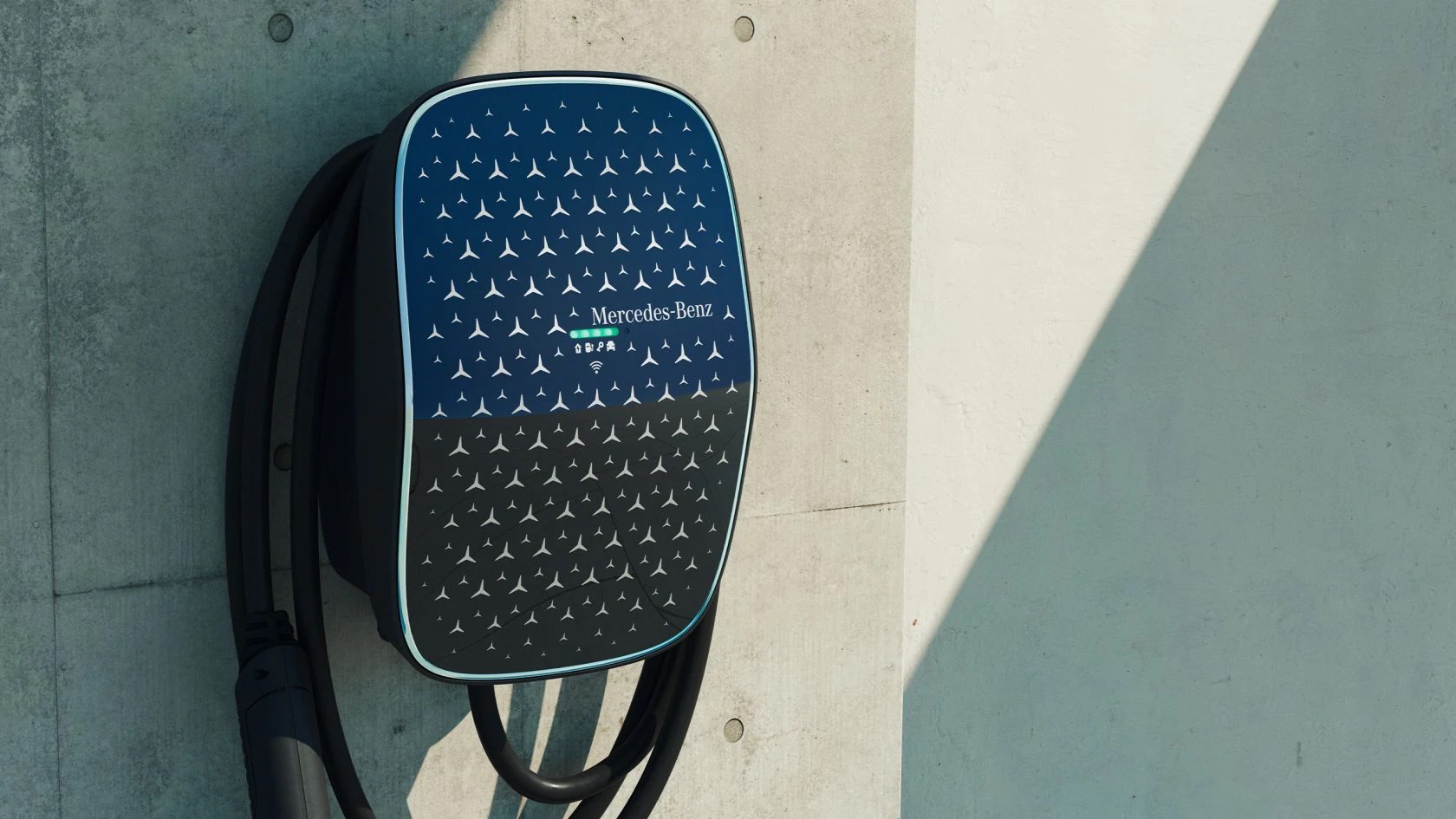 Mercedes-Benz duvar tipi şarj ünitesi çevrimiçi olarak temin edilebilir Gövdesi Mercedes-EQ tasarım prensiplerini temel alan Mercedes-Benz duvar tipi şarj ünitesi